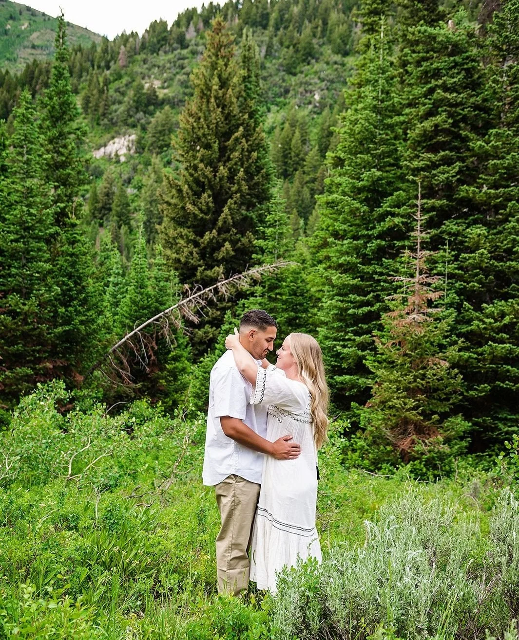 The best locations don't compete with the moment. They simply give it room to unfold.⁠
⁠
Surrounded by towering pines and mountain air, these two didn't need direction to create something beautiful. They just needed the freedom to be together.⁠
⁠
The