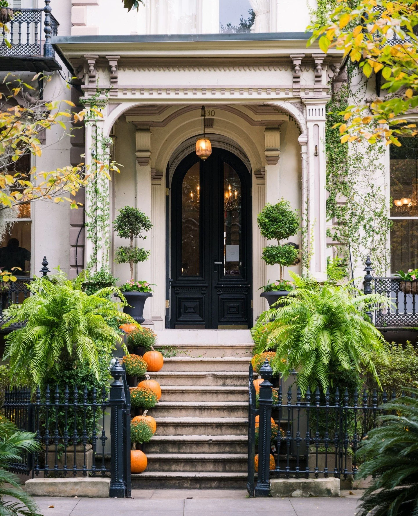 The air feels a little different. The front steps are dressed for the season, the trees are beginning to turn, and the streets invite you to slow down. October is almost here.⁠
⁠
#MorganLeighPhotography #SavannahGeorgia #HistoricSavannah #AutumnTrave