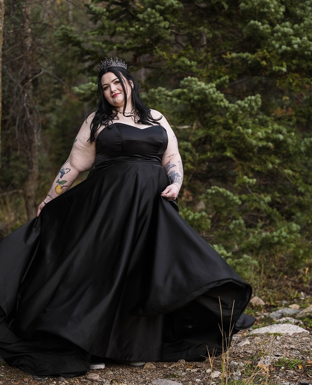 A little Halloween magic, bridal edition. 🖤 Sarah traded traditional white for a stunning black gown and statement crown, bringing just the right amount of spooky elegance to her bridal portraits. I love getting to capture something a little unexpec