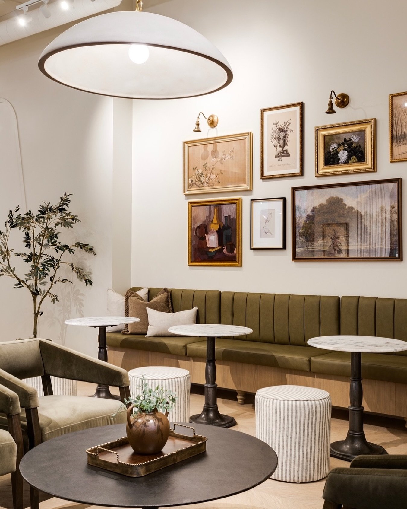 Cafe. If all cafes were this cute. We wanted to design a space that felt comfortable and like home. With different zones to lounge, sit, have a meeting and always enjoy the best cappuccino in #YYC!
⠀⠀⠀⠀⠀⠀⠀⠀⠀
Interior Design: @designs_av
Photography: 