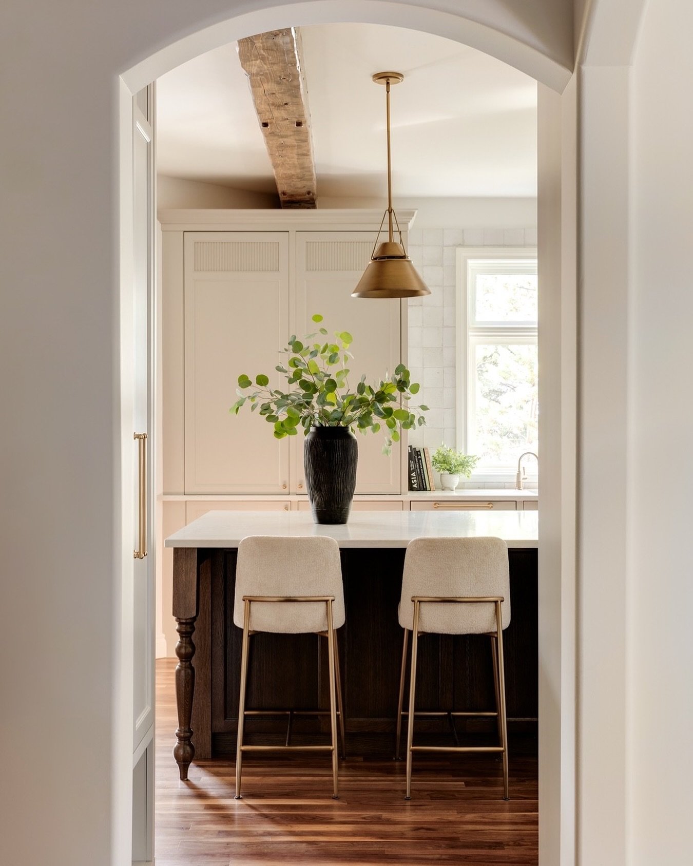 Moment. We always design spaces with moments in mind. The view from the dining room into the kitchen feels warm, layered and so inviting. #AVDTusslewood
⠀⠀⠀⠀⠀⠀⠀⠀⠀
Interior Design: @designs_av
Build: @dependable_renos
Photography: @kmphotographyinteri