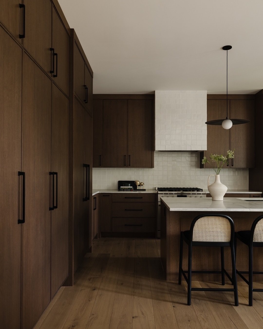 Moody. We designed the kitchen for #AVDParkHill to be a moody moment. Dark oak cabinets provide a rich and textural feeling in this well well appointed kitchen, contrasted with light tiles and countertops.
⠀⠀⠀⠀⠀⠀⠀⠀⠀
Interior Design: @designs_av 
Buil