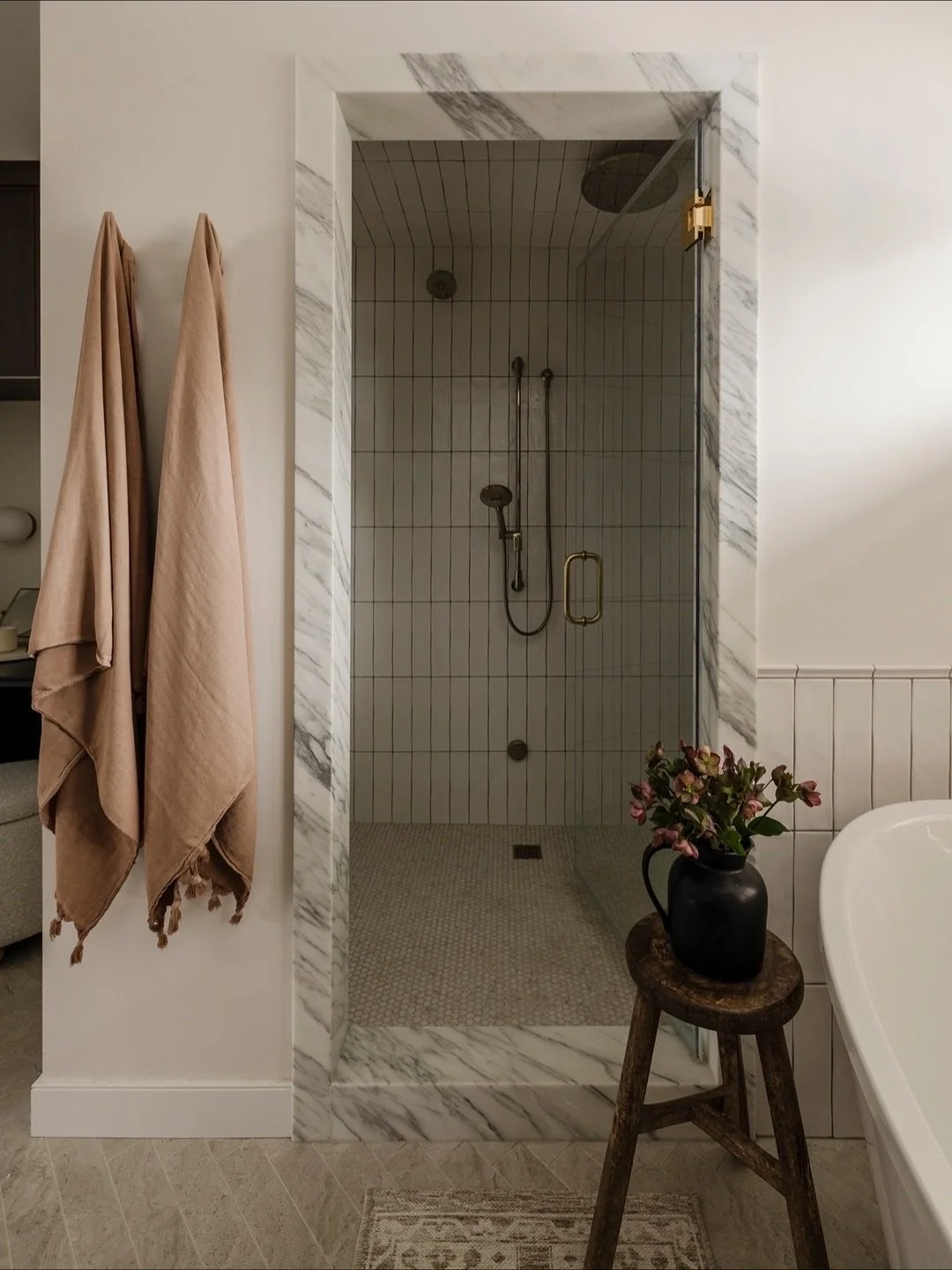 Frame. Creating a beautiful frame in marble around the shower entrance in the primary bath at #AVDVarsity is a stunner! It allowed us to really make the entry more of a focal. 
⠀⠀⠀⠀⠀⠀⠀⠀⠀
Interior Design: @Designs_AV
Photography: @francismoss_hq 
#Ba