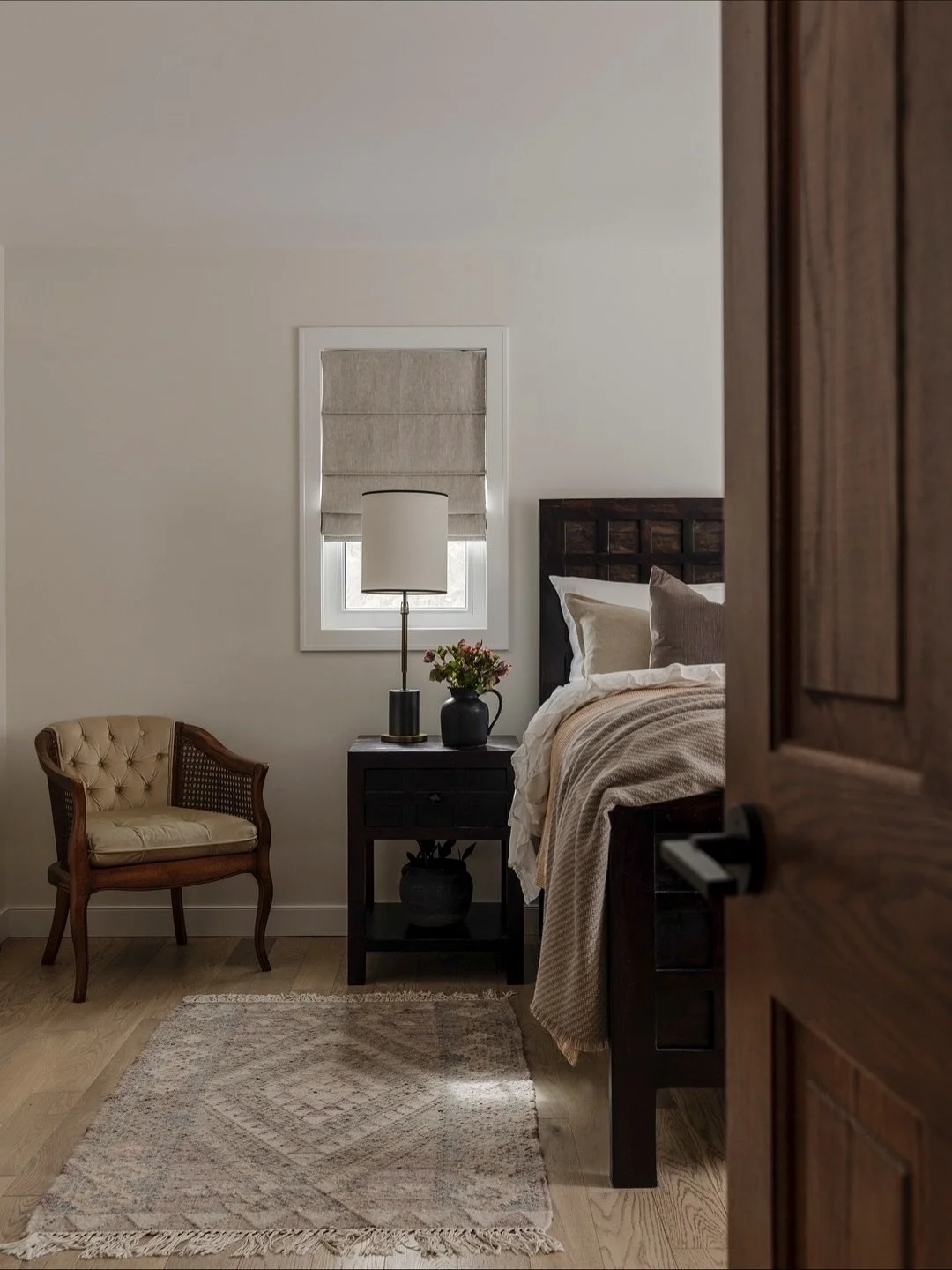 The Mix. We are all about it and mixing in vintage pieces into our interiors helps them to feel more curated. 
⠀⠀⠀⠀⠀⠀⠀⠀⠀
Interior Design: @Designs_AV
Photography: Tagged in post 
⠀⠀⠀⠀⠀⠀⠀⠀⠀
#VintageVibes #CollectedInteriors #ModernMeetsVintage #Casual