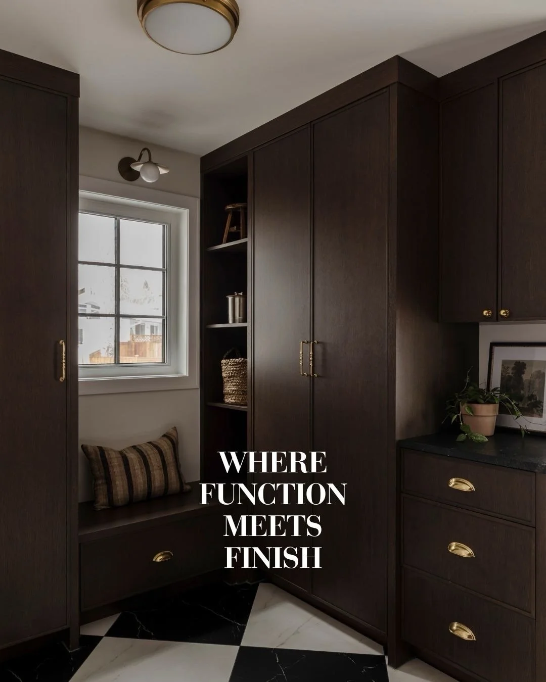 Mudrooms. A well-designed mudroom is essential in every home we create&mdash;and something we always try to incorporate into renovations. These spaces need to work hard, but they should also look beautiful, and that balance is where we shine.
⠀⠀⠀⠀⠀⠀⠀