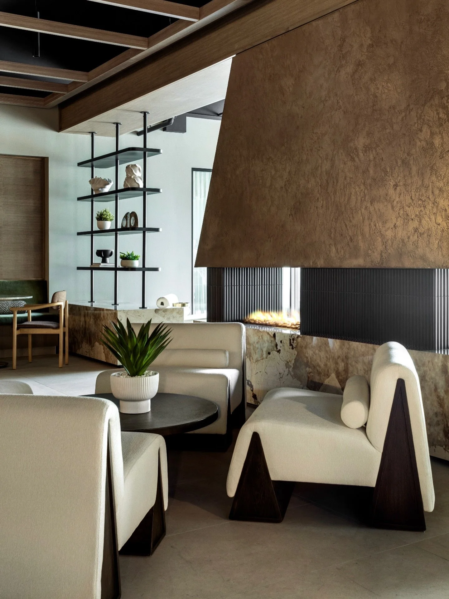 Angles, amplified. For the tenant lounge at #AVDCalgaryHouse for @titleproperties, we leaned into strong geometry to create an unexpected fireplace feature with a subtle brutalist edge. Sculpted angles are wrapped in a metallic plaster finish, layere
