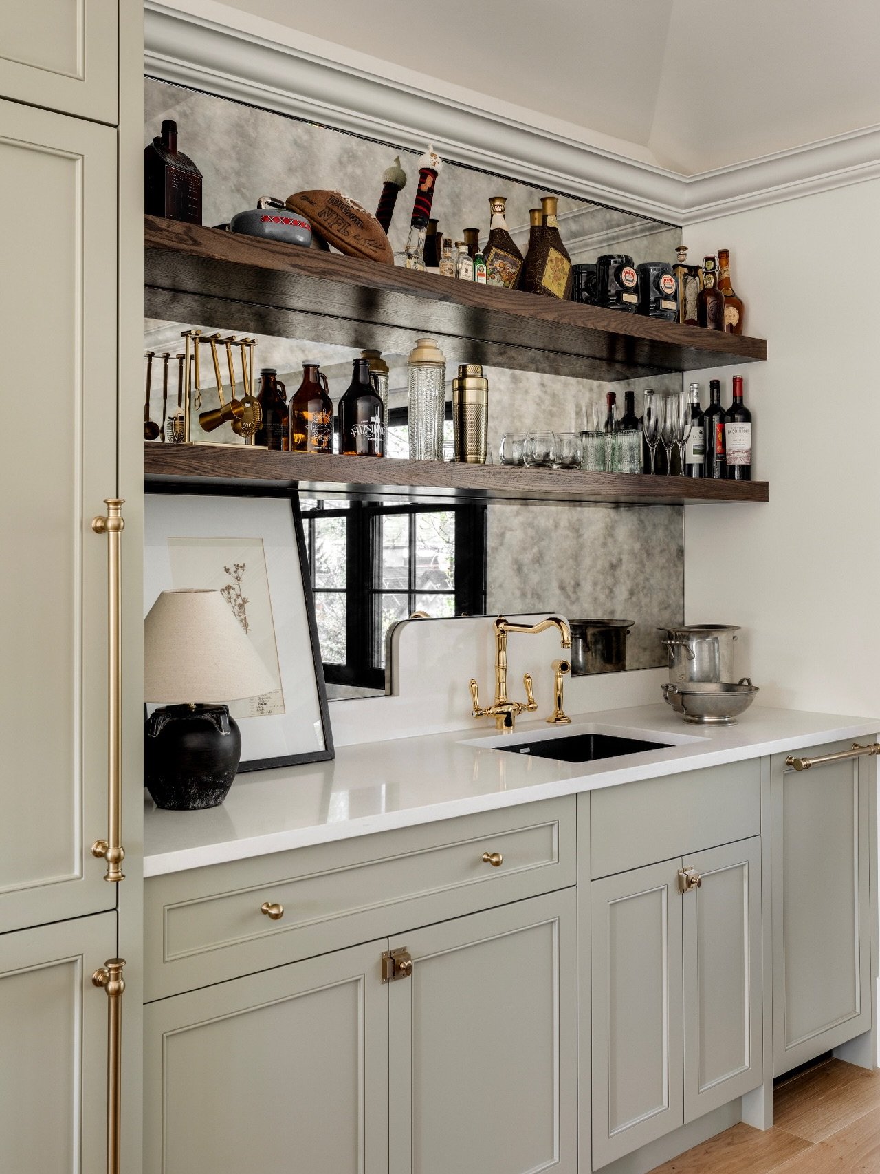 Bar. More bar love. This beauty is situated on the upper floor of #AVDHeritageHouse and has all the classic details. From brass fittings, antique mirror backsplash to the stunning hardware. The perfect place to enjoy a Manhattan, yes please!
⠀⠀⠀⠀⠀⠀⠀⠀