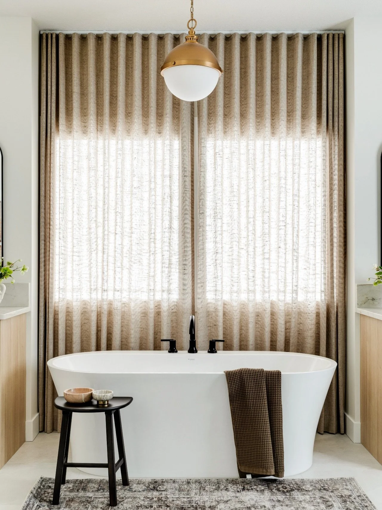 Drapery. We&rsquo;ll say it again&hellip; blinds are not enough. Every space deserves drapery (yes, even bathrooms). It brings softness, texture, and that final layer that makes a room feel complete. Swipe to see some of our favourite installs.
⠀⠀⠀⠀⠀