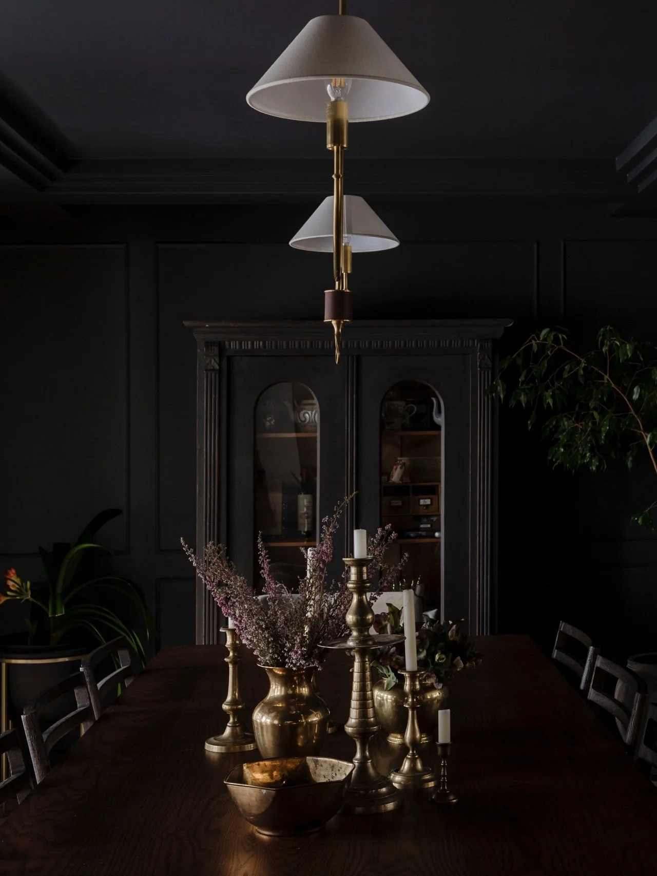 Views. Dark, moody, and designed to linger. 
⠀⠀⠀⠀⠀⠀⠀⠀⠀
This dramatic dining space at #AVDVarsity was colour drenched in a rich charcoal to create a sense of intimacy and warmth. The result is a space that feels elevated, cozy, and perfect for hosting