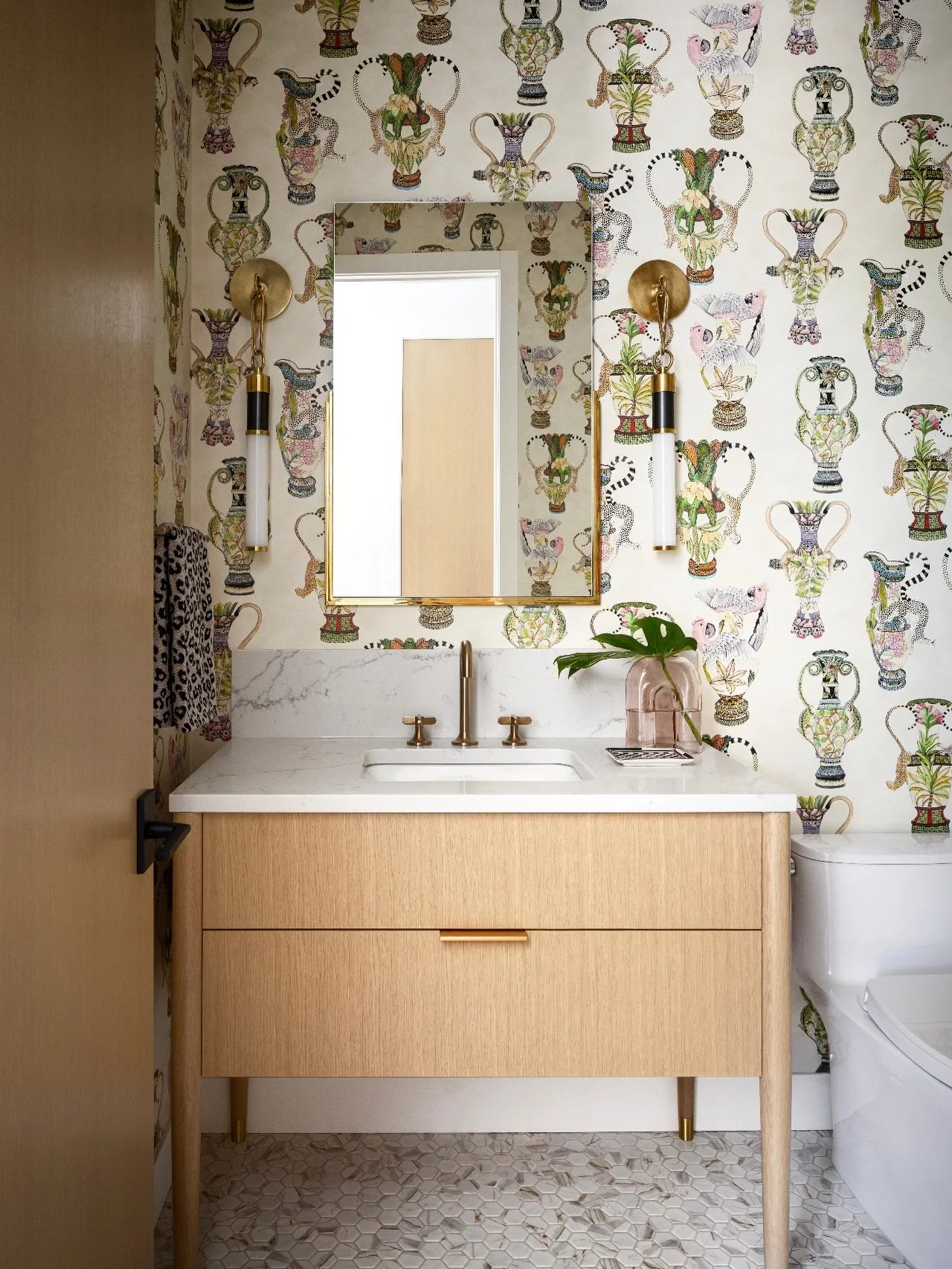 Powder punch. Powder rooms may be small in scale, but they&rsquo;re one of our favourite places to make a big statement. 

From bold wallpaper moments to layered lighting, custom vanities, stone details and curated finishes, we love designing spaces 