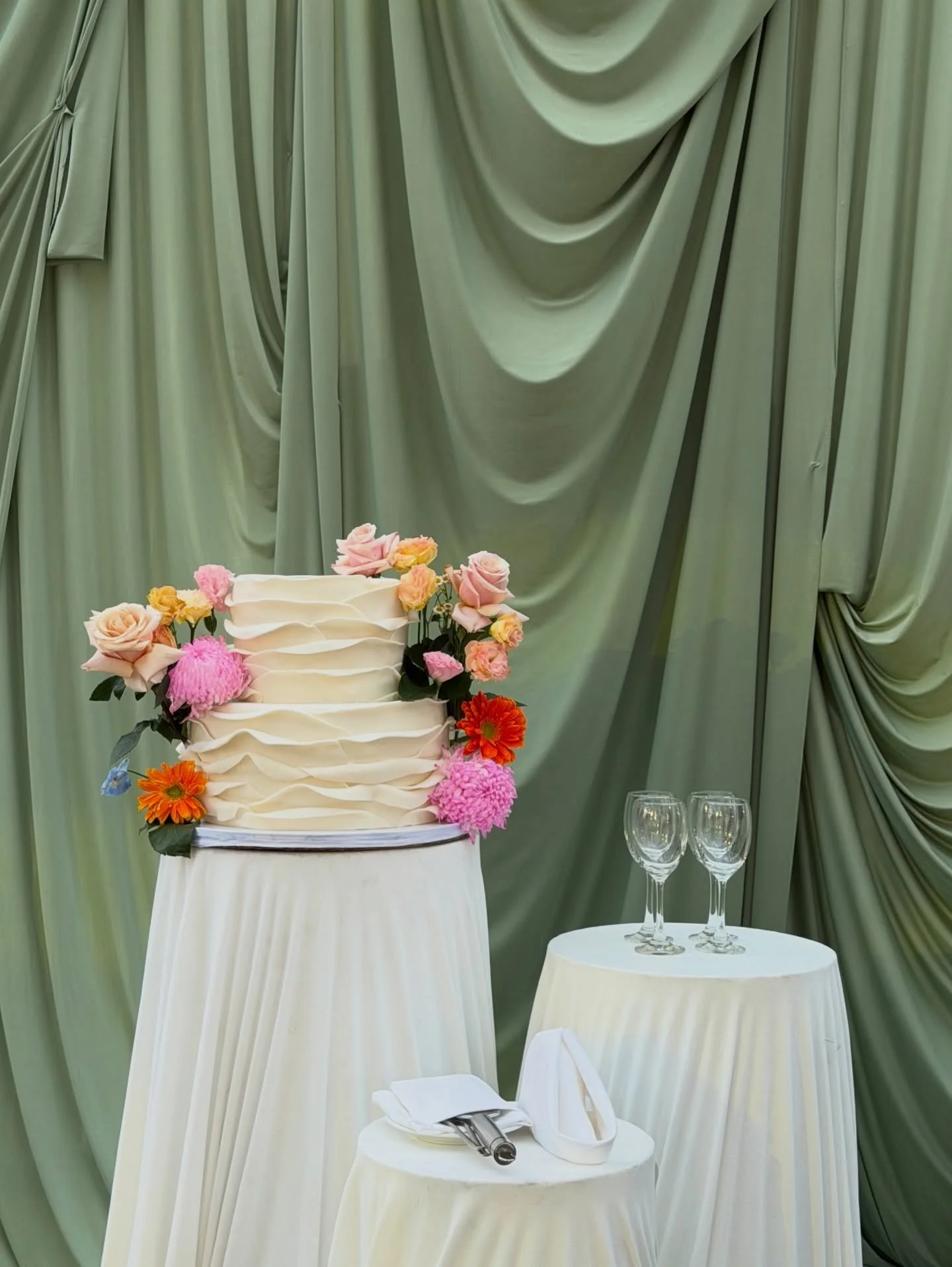 It&rsquo;s a Mikel and Franny mountain wedding vibe 🌷🌺🪻✨

@bobnicolas @theproudrad @eventdesignsbytiffany @elretirobaguio @baguiocountryclub @rebelbakehouse.ph  @alphalandbaguiomountainlodges  @team.belledoesmakeup @bridesocial.archive @brassroset