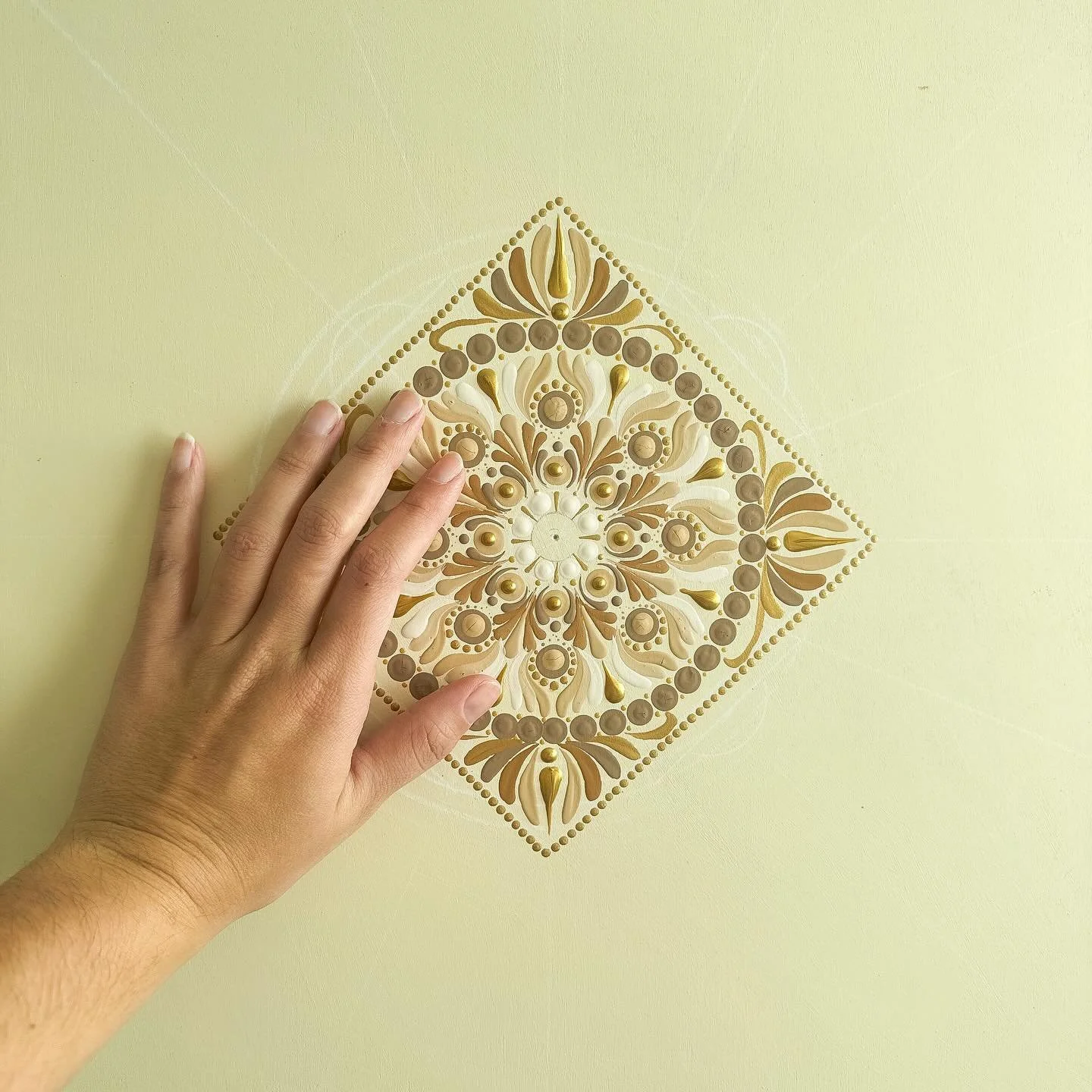Work in progress ✨🌾
 Swipe to see how huge this is! 🤍 
Aiming to create something more oriental style. Inspired by Sand Mandalas that the Tibet monks create. 

This 30&rdquo; mandala will be available for sale. Stay tuned! 

#mandala #mandalaart #m