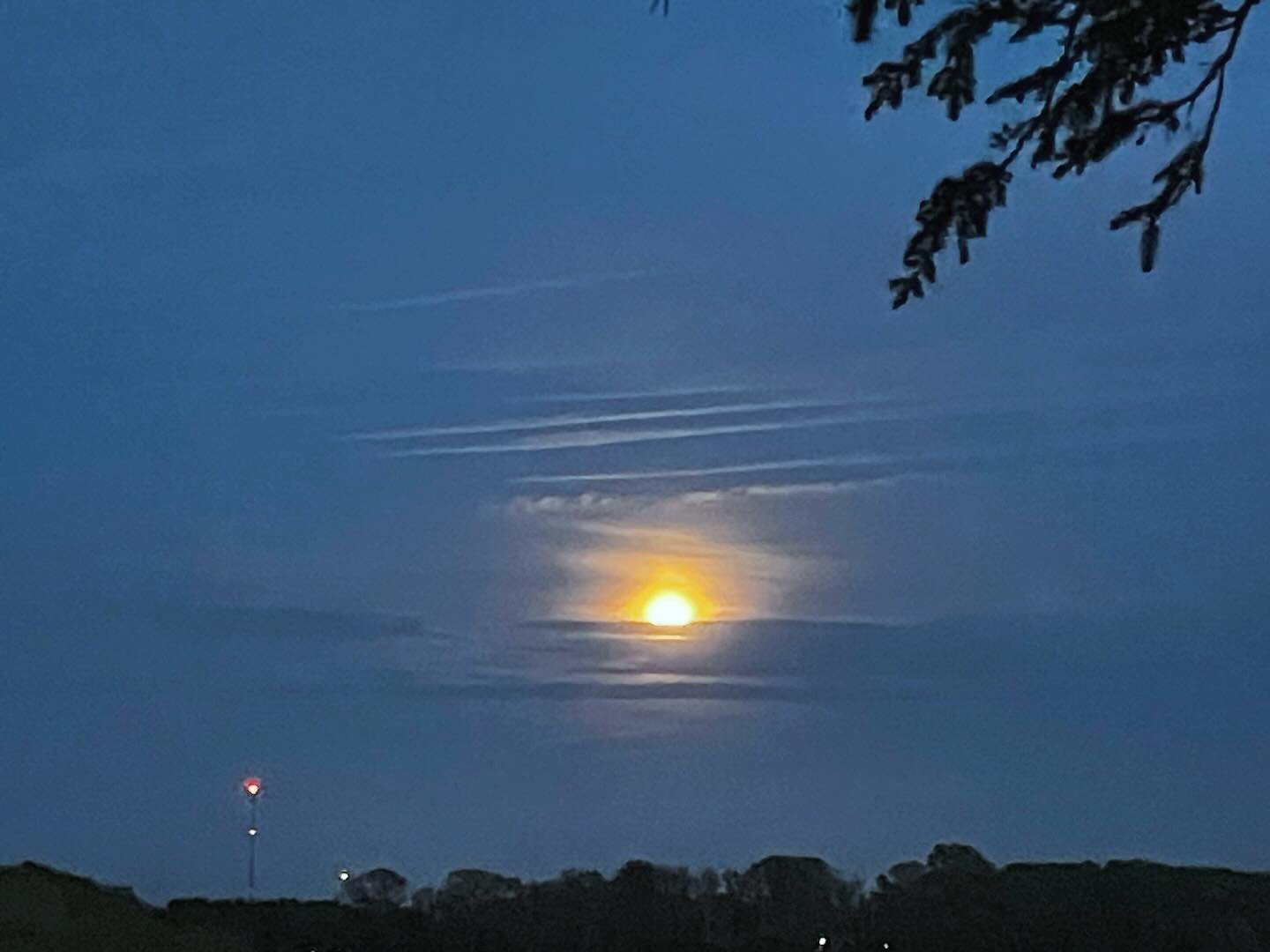 Full moon tonight. We&rsquo;re obsessed!
🌑🌒🌓🌔🌕🌖🌗🌘🌑

&bull;
&bull;
&bull;
&bull;
#weddingvenue #venue #countryside #fullmoon #sky #events #DMV #BelaVista