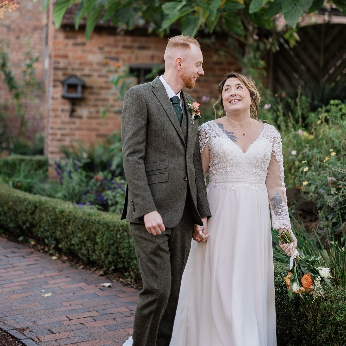 J&amp;O🤍 

A gorgeous autumnal day in Bewdley for such a dreamy couple ✨

Venue - @bewdley_museum 
Hair - @katebosworthhair 
Dress - @your_wedding_shop 
Suit - @heaphysmenswear 
Bride - @jo_rickards2 
Groom - @olliekitson_
