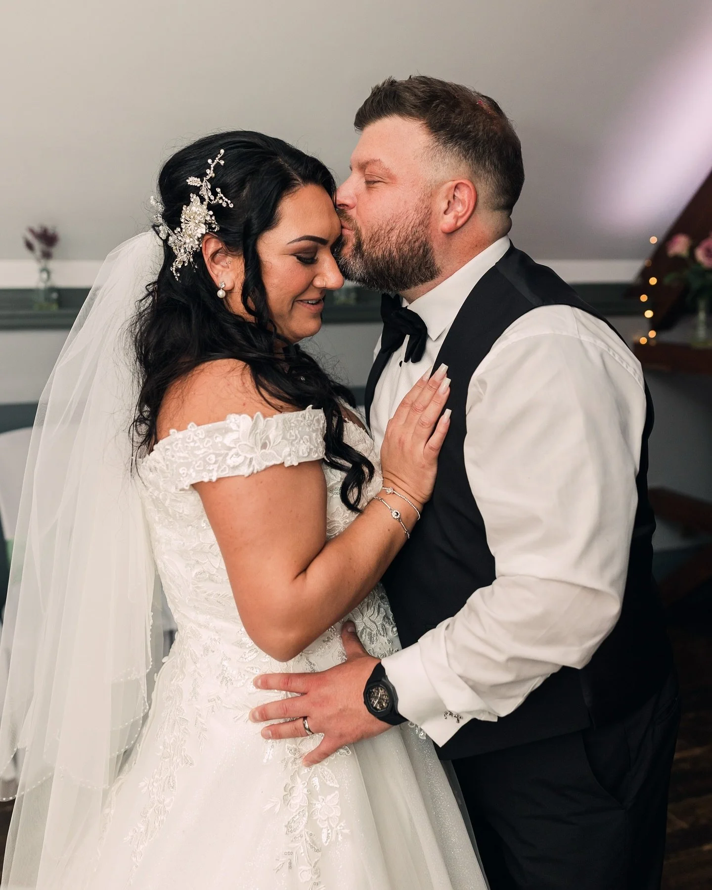 R&amp;L 🥰💍

A beautiful day at the wonderful @hotelthebarns for these two - the rain didn&rsquo;t stop us from getting them for their couples photos on the afternoon 😍

Venue - @hotelthebarns 
Decor - @jceventsstourbridgeltd 
Bride - @rachylou87 
