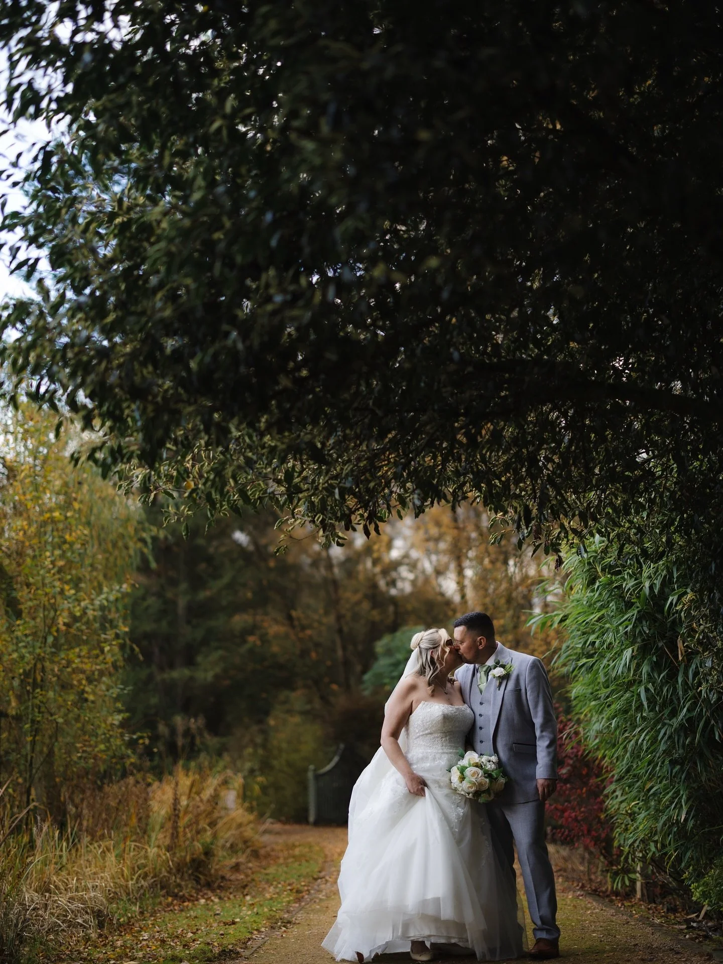 S&amp;R ✨ 

A gorgeous day for you both at the lovely @moddershalloaks_weddings 🤍 

A day of dreamy autumnal backdrops and lots of love ❤️ 

Bride- @sadamson76 
Venue- @moddershalloaks_weddings 
Decor - @venue_perfection 
Dress - @wed2b 
Photography