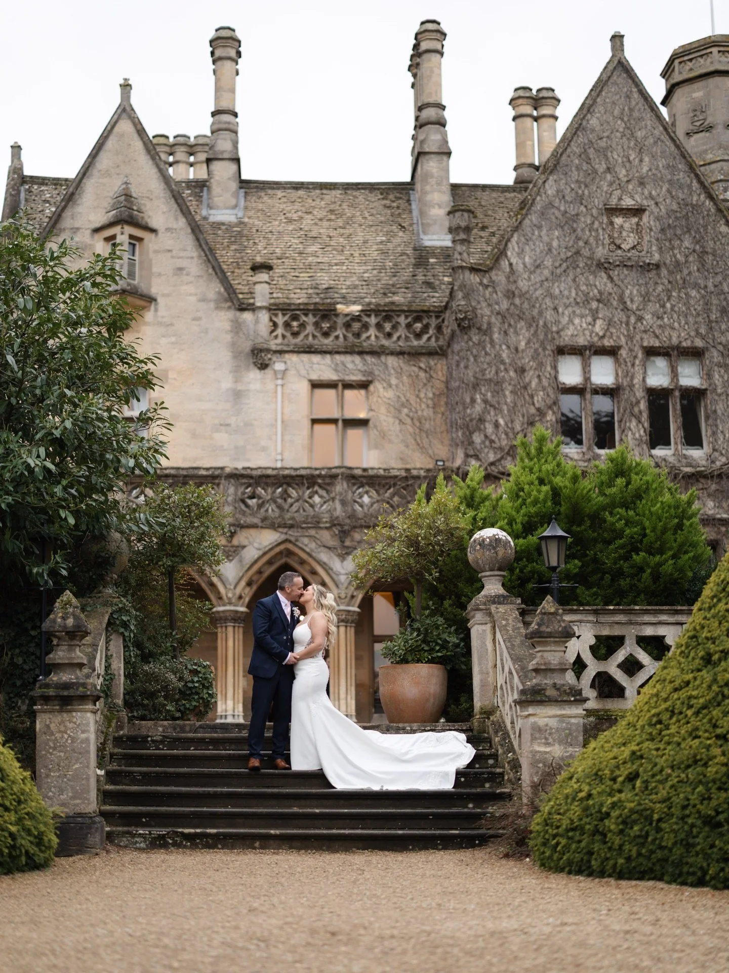 Y&amp;D ✨ 

Such an amazing day for you both at the lovely @manorbythelake 🌿 

A stunning ceremony celebrating the love between the two of you followed by bubble canons instead of confetti, a glam couples shoot and then the party got started as you 