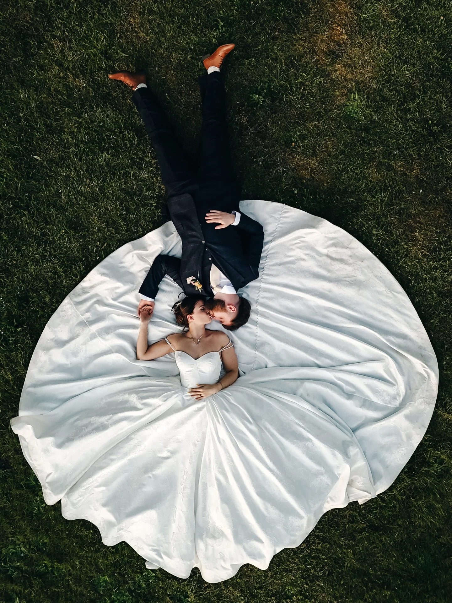 A&amp;G 🌿

What a glorious day! 
 
The sun didn&rsquo;t stop shining for you both. 

A truly stunning ceremony filled with joy and love, followed by a dreamy couples shoot and a dancefloor that kept on giving! 

We had a blast 🤍 

Bride - @amy_rach