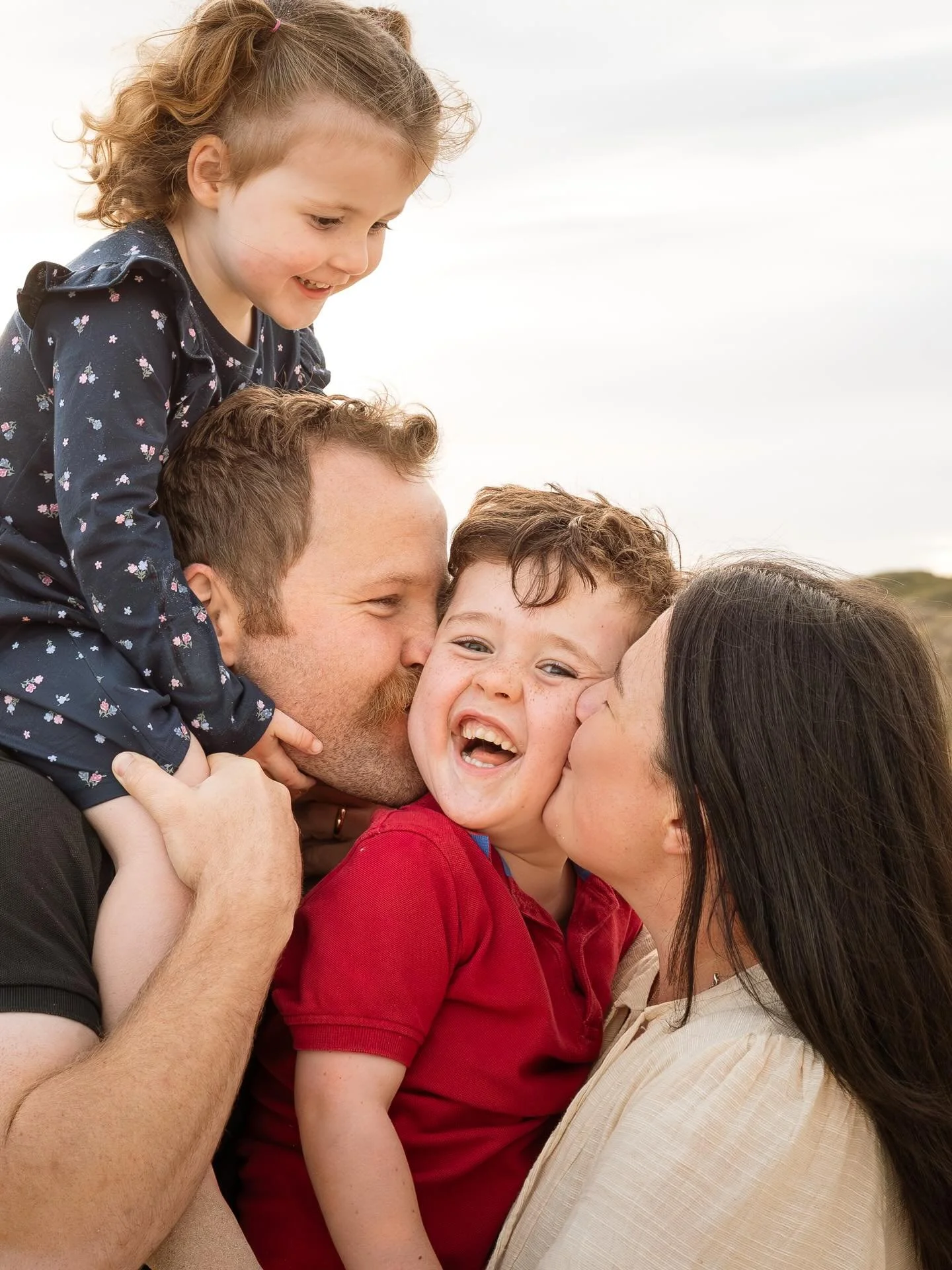 Squish sandwich and faces full of smiles.  Nothing could be better. 🥰

What an adorable moment from a recent family session.  I love capturing moments of the way your life really feels when you&rsquo;re all together. 🥰

Drop into my DMs and I&rsquo