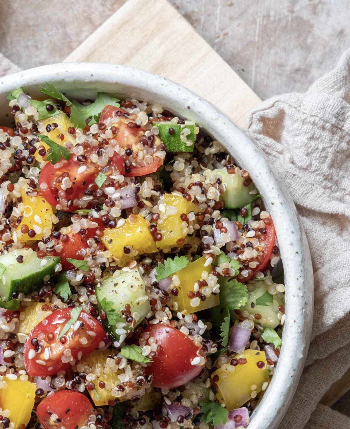 Salade de quinoa avec tomates, concombre, poivron, oignon, coriandre et graines de quinoa