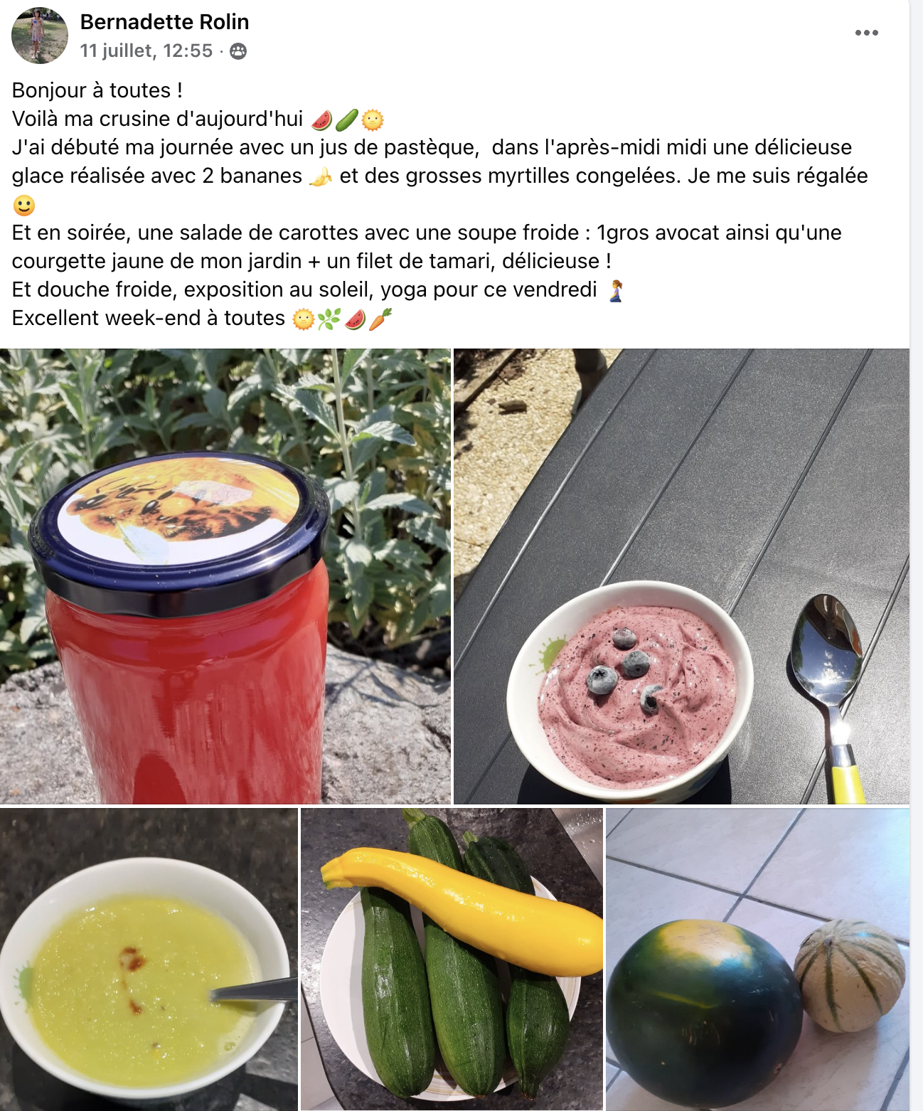 Collage de quatre photos montrant un smoothie à la myrtille, une soupe froide de courgette, une soupe verte, des courgettes et un melon. Le texte partage le menu de la journée avec des commentaires sur les aliments et activités.