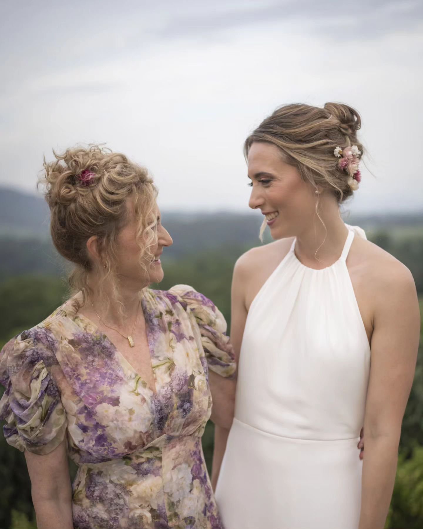 I mean stop it, how gorgeous is bride Jess and her mum! 🌼💕

Perfection!

Photography @live_photography_australia
Hair @solasta_artistry