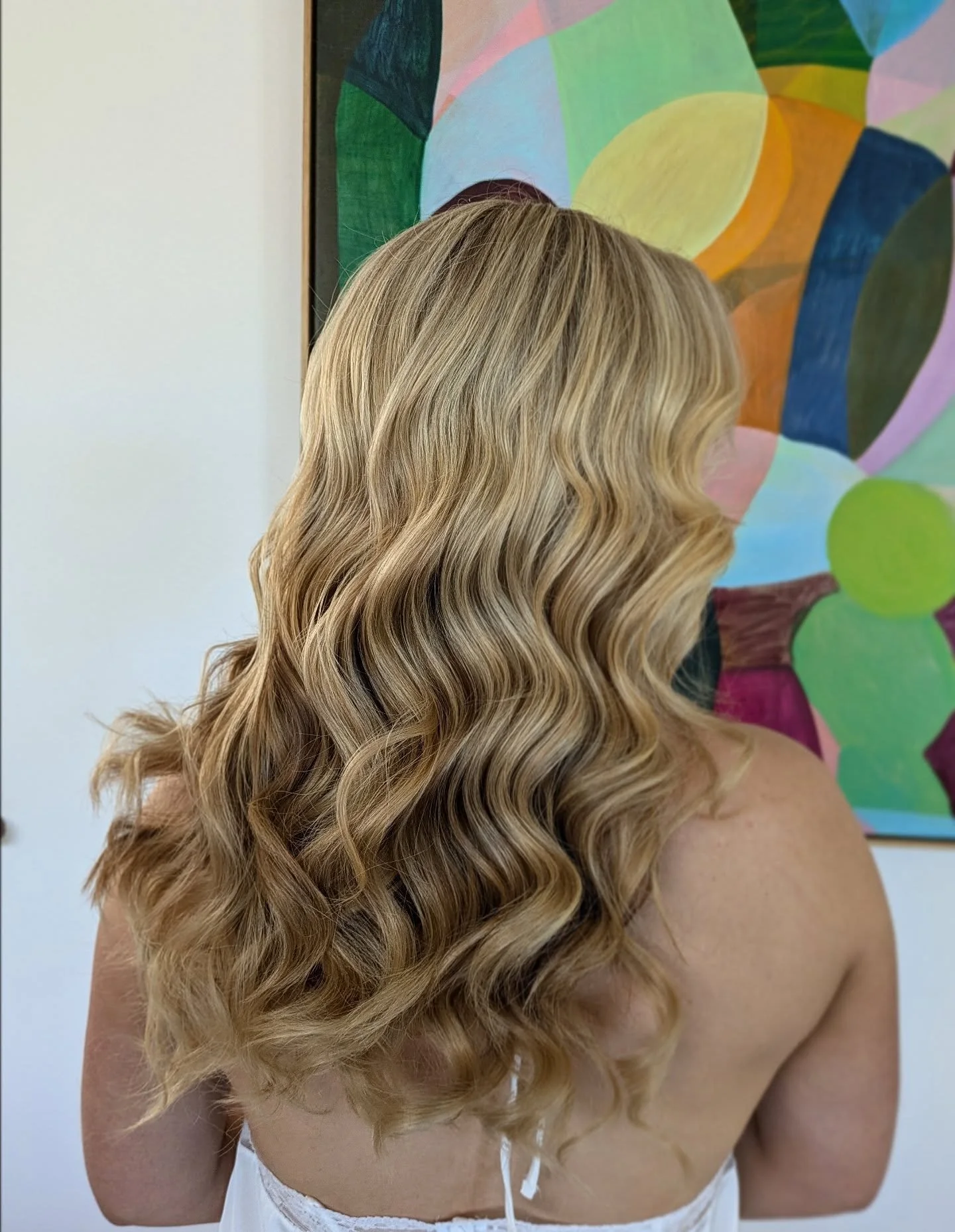 Beautiful Taylor on her wedding morning 💕

Would you be able to guess that this hair is actually many extensions ?! 

We used @zala_hair_extensions to create a full and bouncy wave but still looking like her natural hair! 

For @bridalglowco 
Venue 