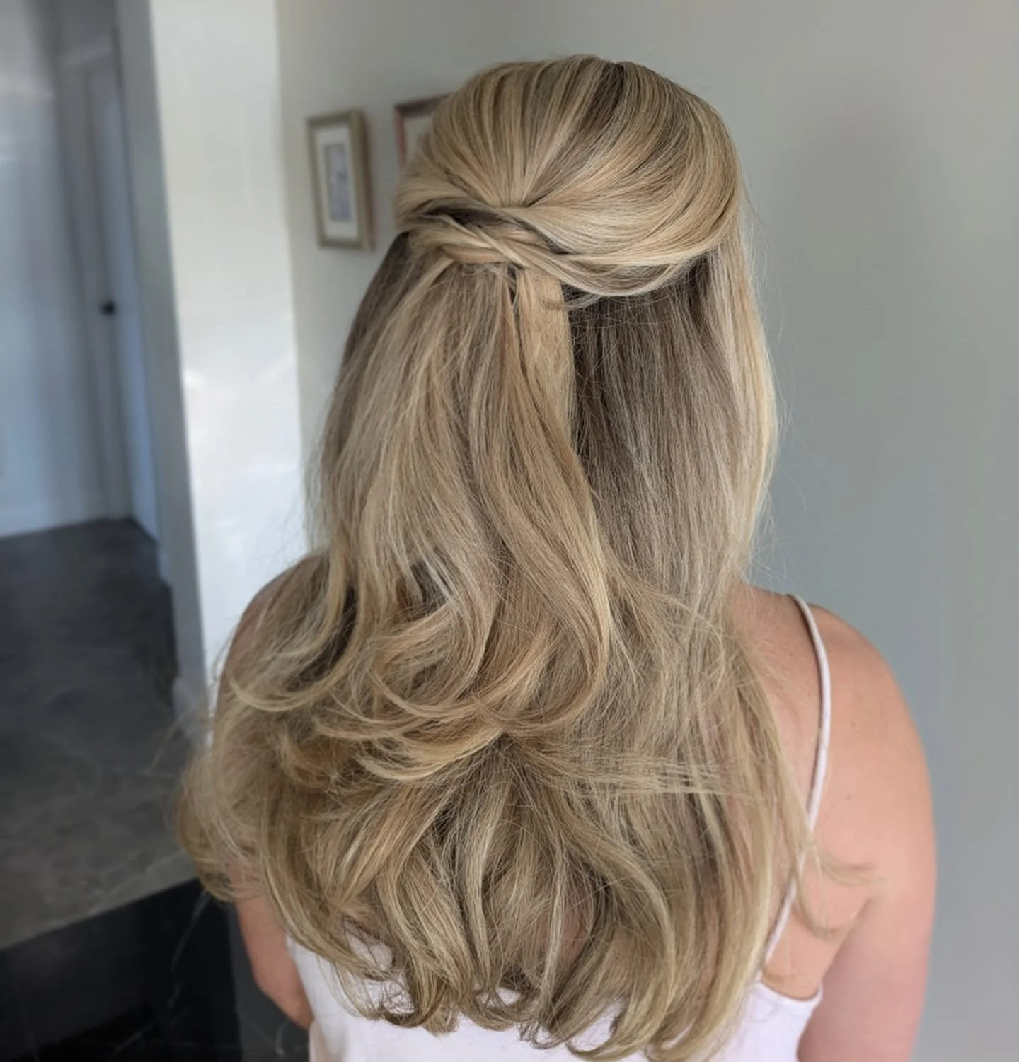 We wanted a super soft, natural, blow-dry effect and half pinned up - happy happy !

I love this undone, natural type look.

For @bridalglowco 

#hairstylist
