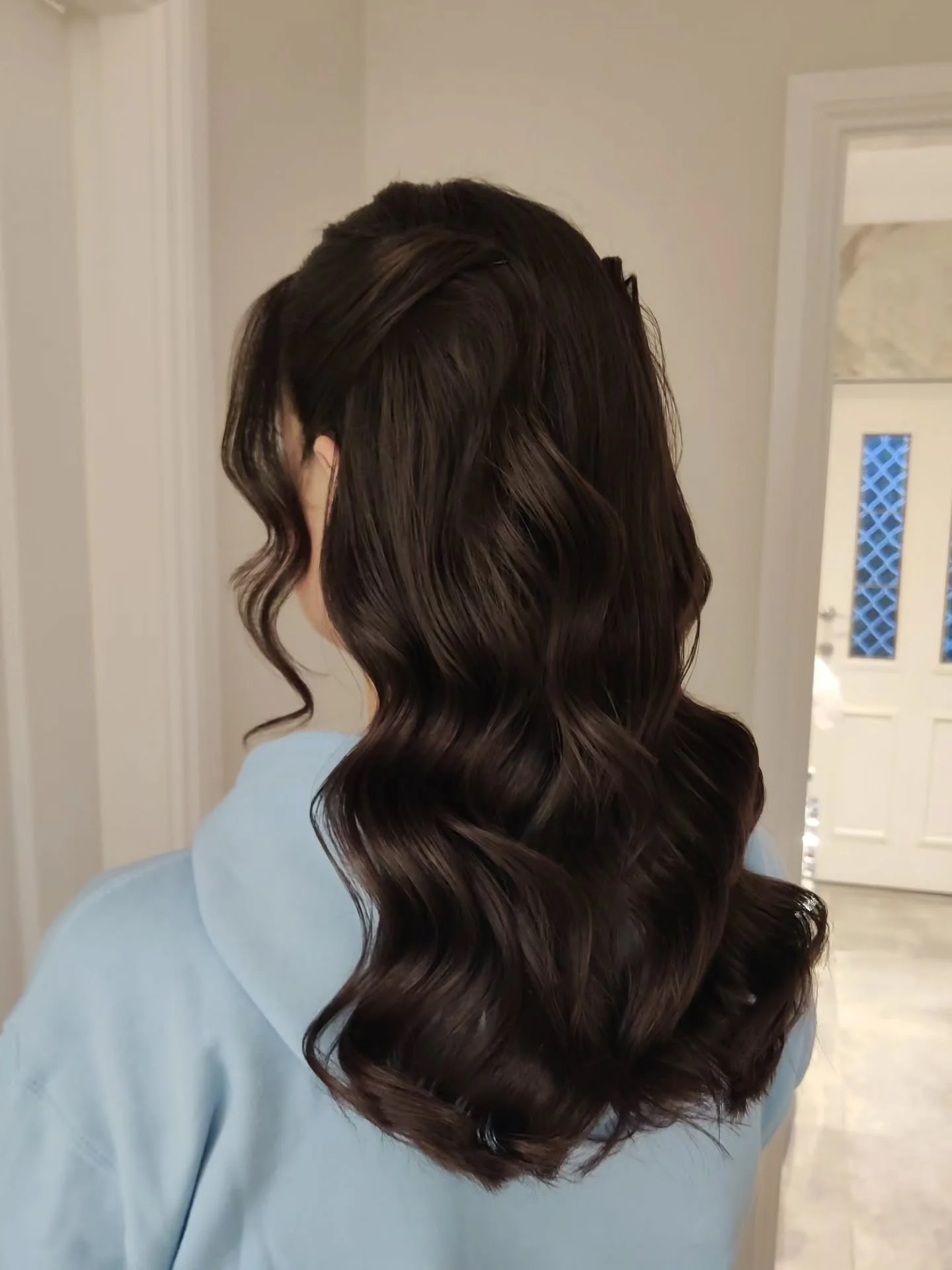 Another trending hairstyle this season, love her glossy brunette locks 🌼

Hair by me for @bridalglowco 

#destinationwedding #bridalhairstylist