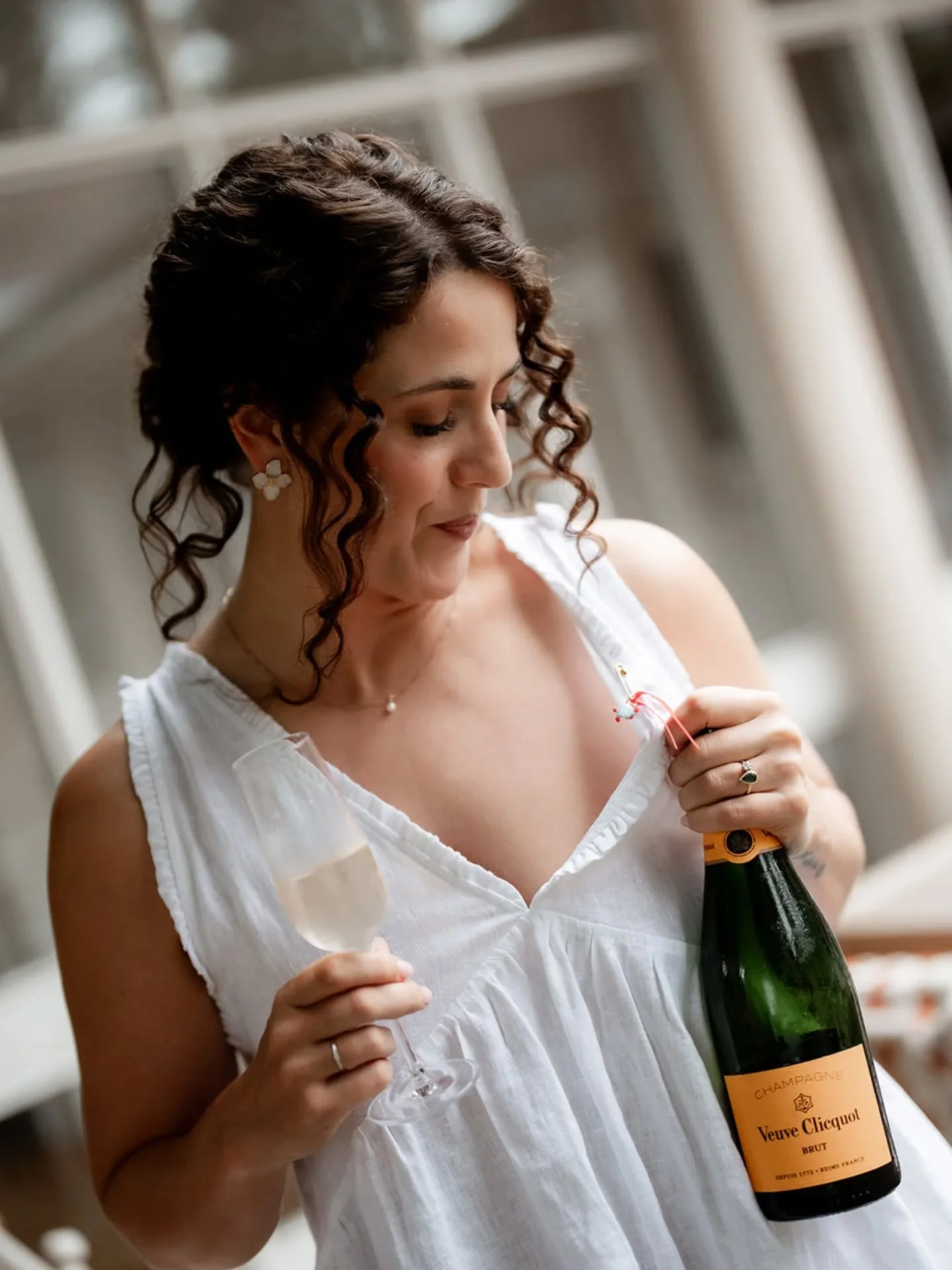 Gorgeous bride Kim! 🌹

Inspo for the curly girls X

Photography @michaelboylephotography 
Venue @bendooleyestate 

Some availability left for 2026, and 2027 is open and booking! Xx

#bridalhairstylist #destinationwedding #bowralbridalhair