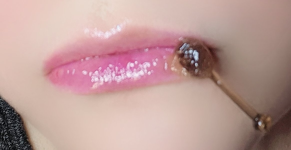Treat your lips to the Honey Lip Mask's rich, hydrating formula and enjoy the sweet scent of honey for soft, supple lips every day.