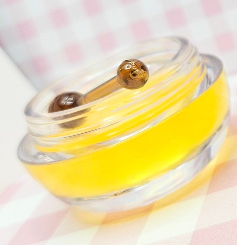 Treat your lips to the Honey Lip Mask's rich, hydrating formula and enjoy the sweet scent of honey for soft, supple lips every day.