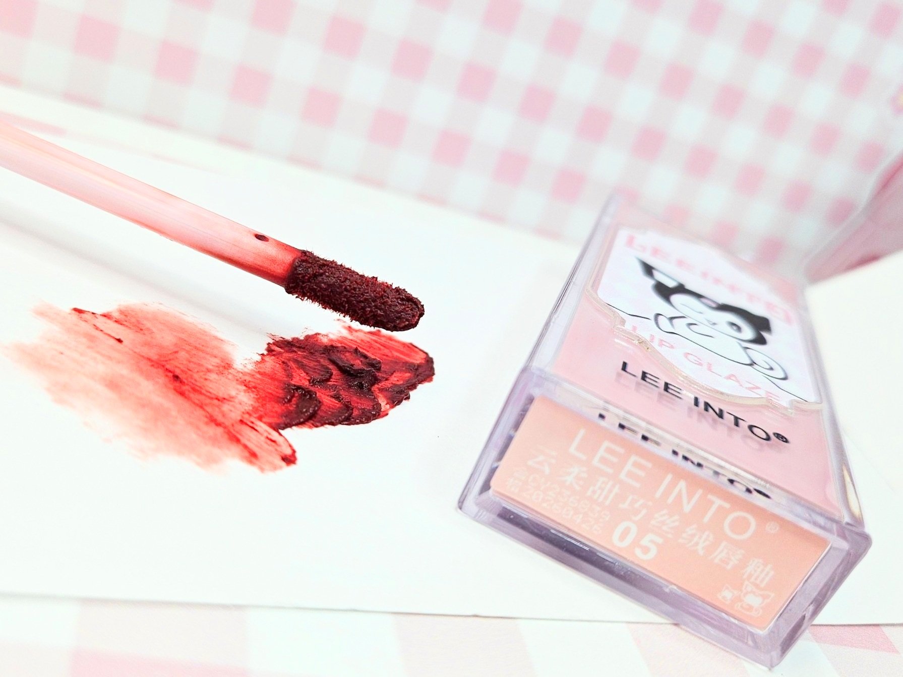 Enhance your makeup collection with the LEEINTO Yunrou Sweet Velvet Lip Glaze – where luxury meets performance.