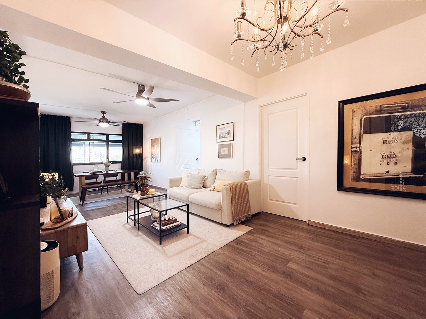 Welcome to your suite experience at home.
Soft tones, refined layers and a touch of quiet opulence.

#interiordecor #staging #homestaging #realestate #sgproperty