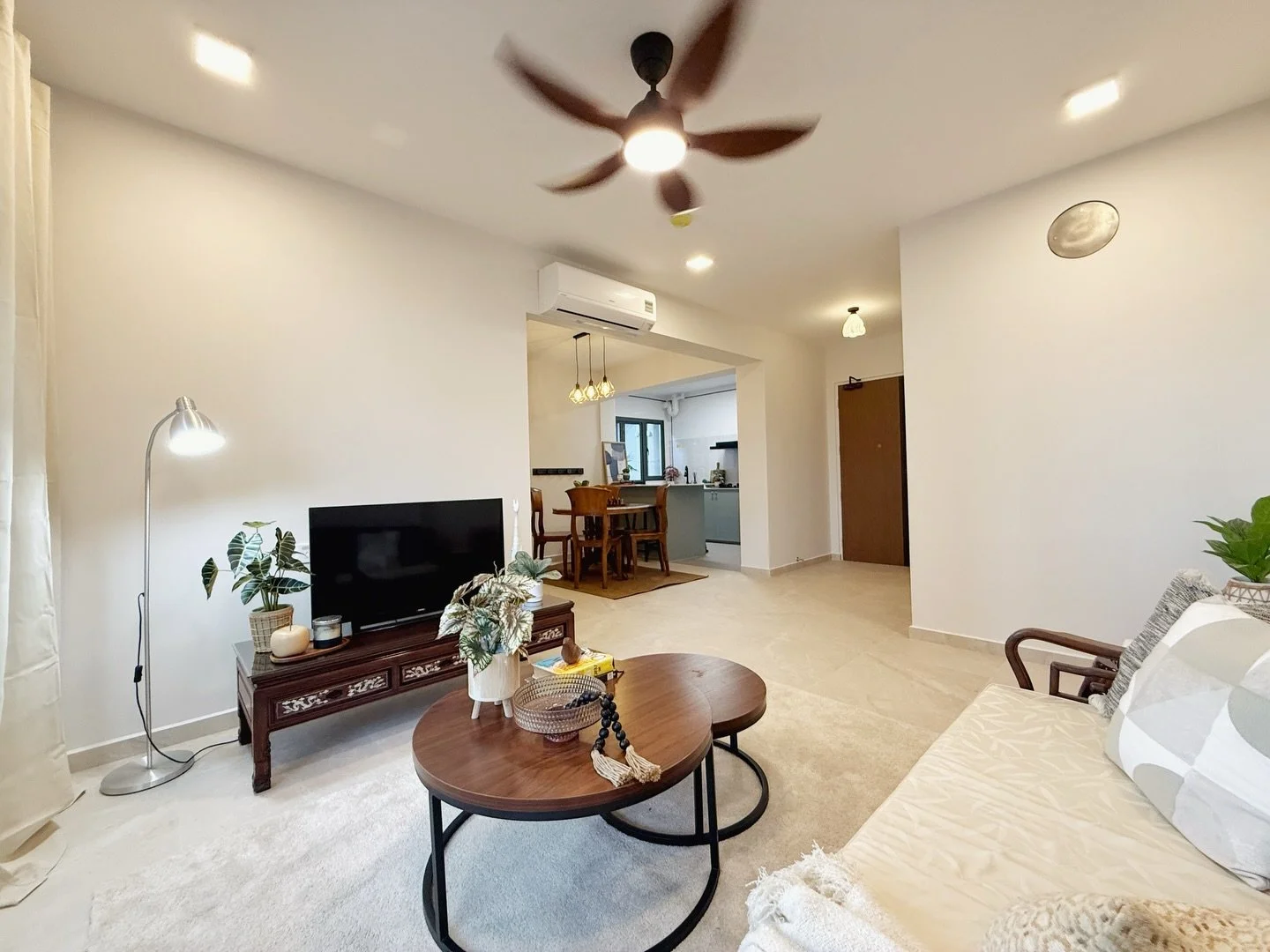 Same space. Same layout. Different outcome.

What changed wasn&rsquo;t the square footage, it was the way the space was understood. Every placement, every detail made to feel intentional instead of empty. 

Because people don&rsquo;t buy space.
They 