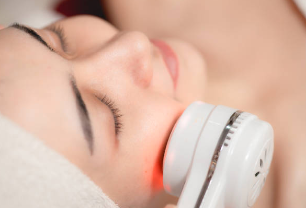 Patient receiving Redlight therapy in Glendale AZ at Empirical Medicine