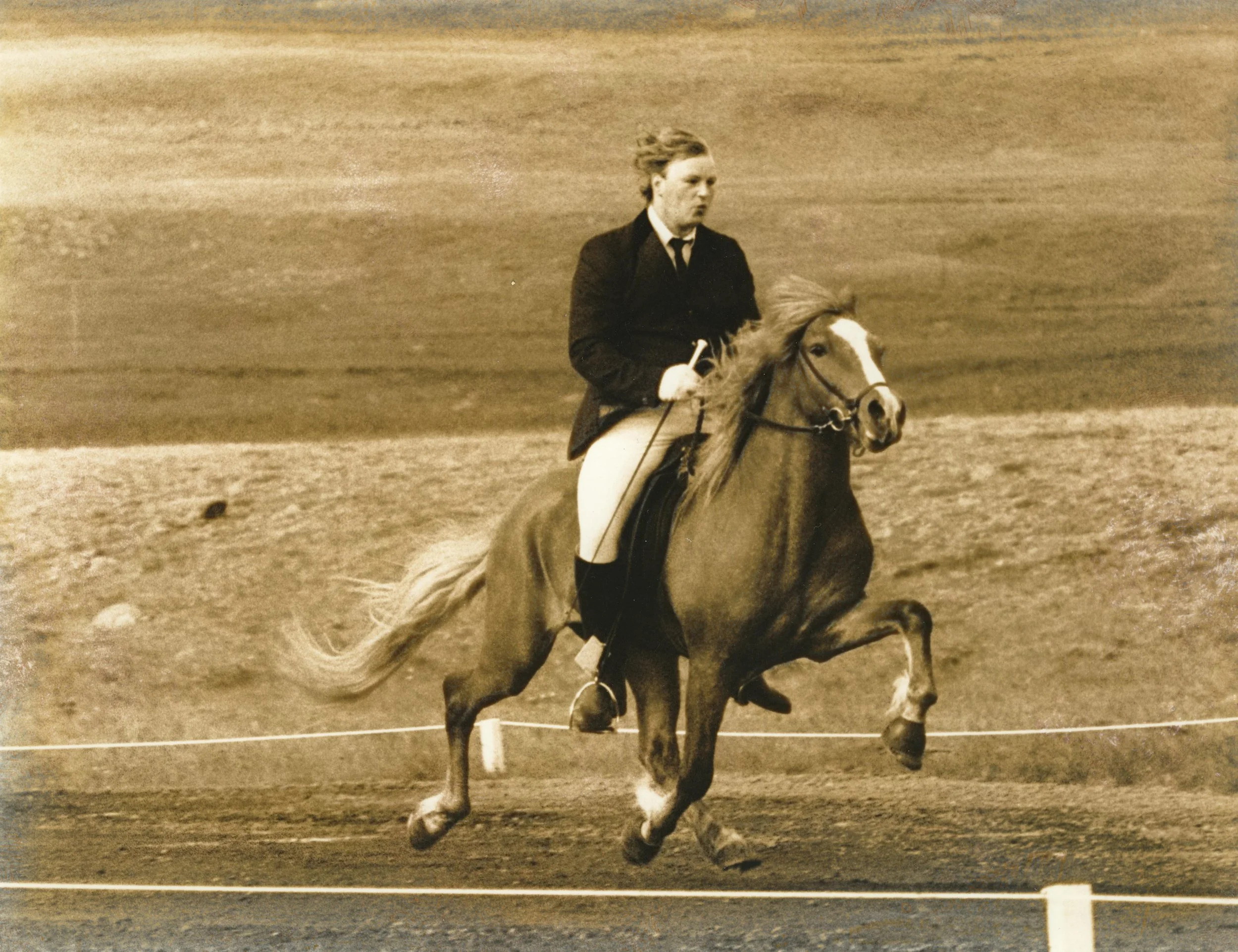 Eiríkur Guðmundsson riding Gassi