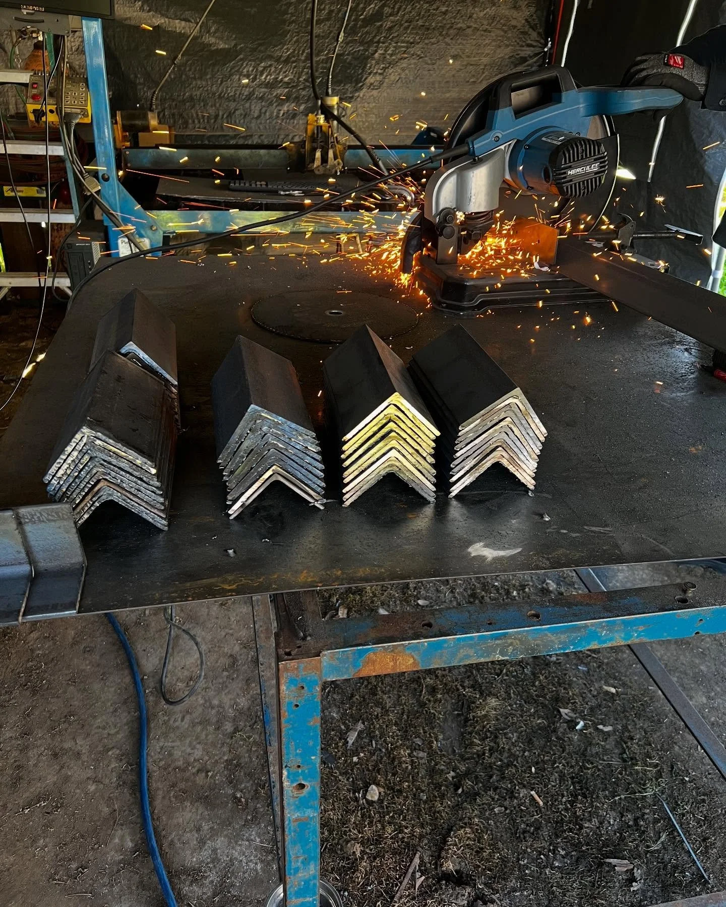 Nice little workday today 👏

#weldingbusiness #mobilewelding #dumpster #repair #welding #welder #fabrication #weld #tigwelding #weldlife #metalwork #weldinglife #steel #metal #Welderzworld #weldeverydamnday #metalfabrication #welders #engineering #m