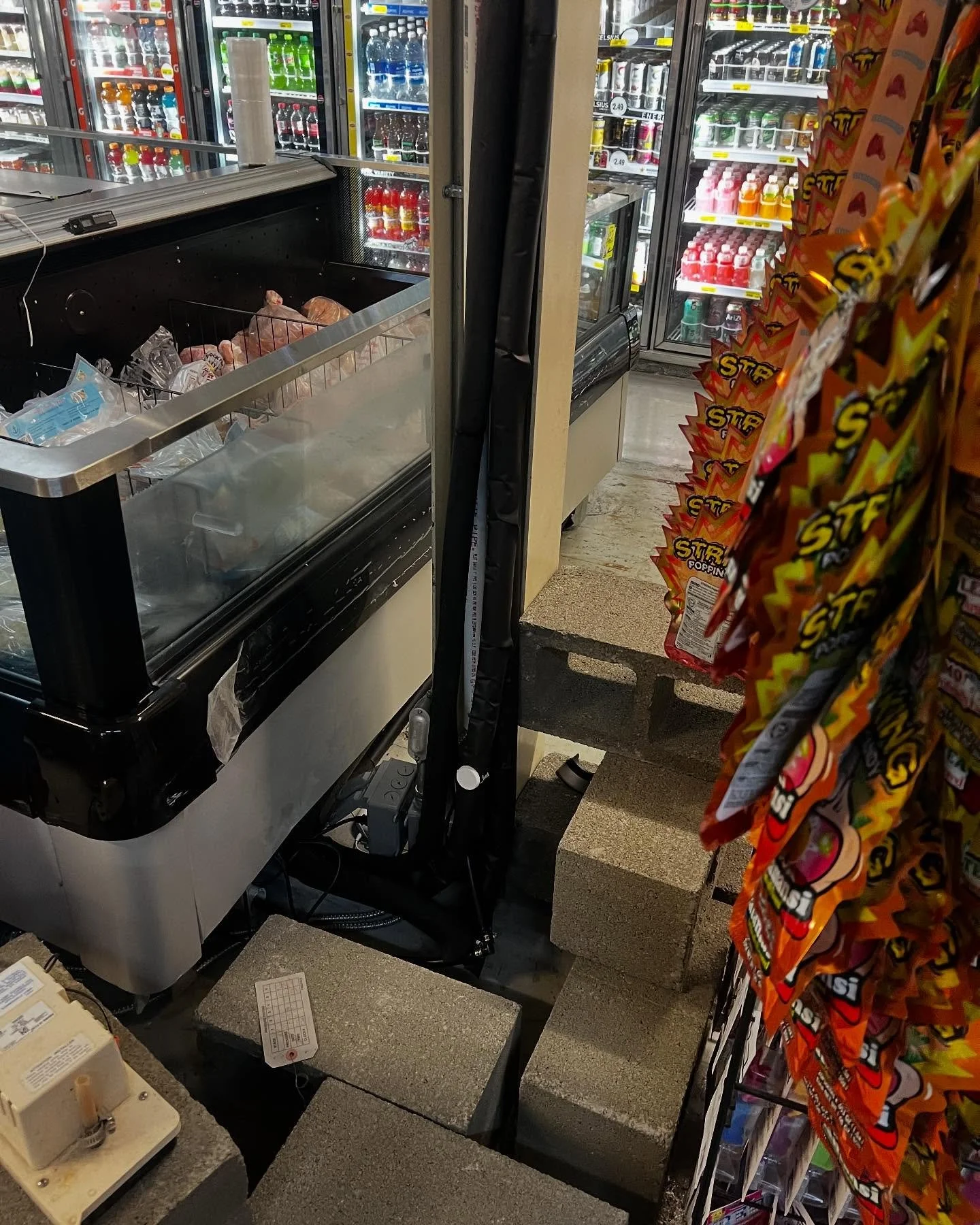 Quick job this morning for our customers refrigerator plumbing at one of our local markets. Contact us today for a free estimate on your welding needs. 👍

#weldingbusiness #mobilewelding #dumpster #repair #welding #welder #fabrication #weld #tigweld