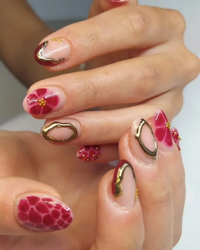 Florals, texture &amp; gold &mdash; a little masterpiece on nails 🌸✨