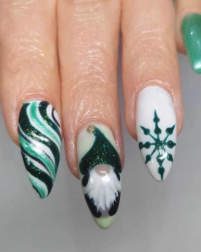 Warning: these green festive nails may cause sudden holiday cheer 💚😄🎄