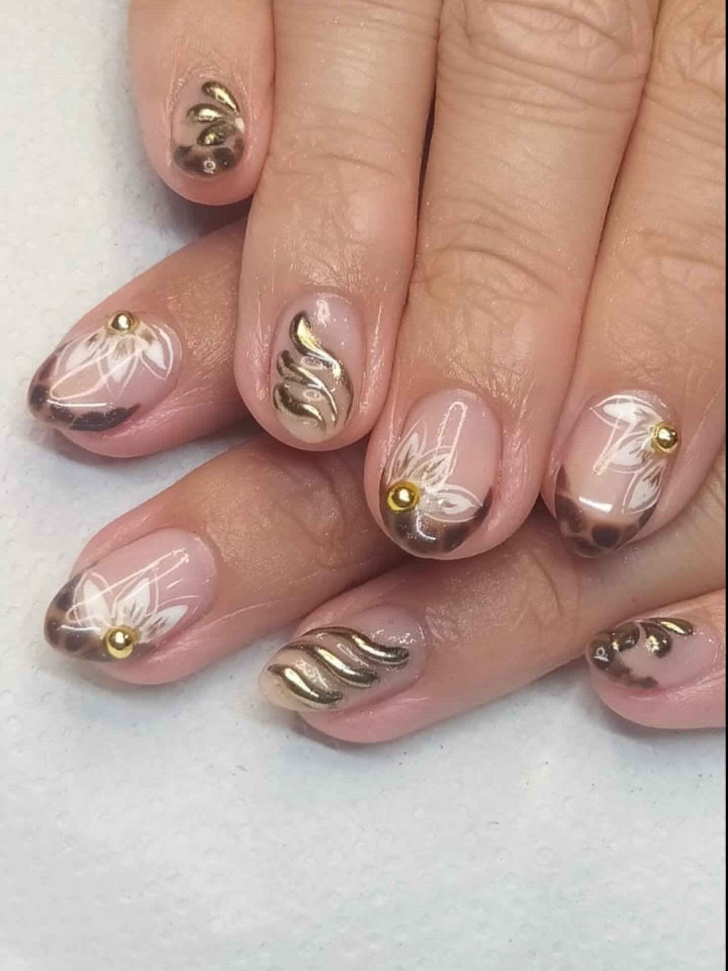 Golden details, soft vibes, zero rules 💫💛