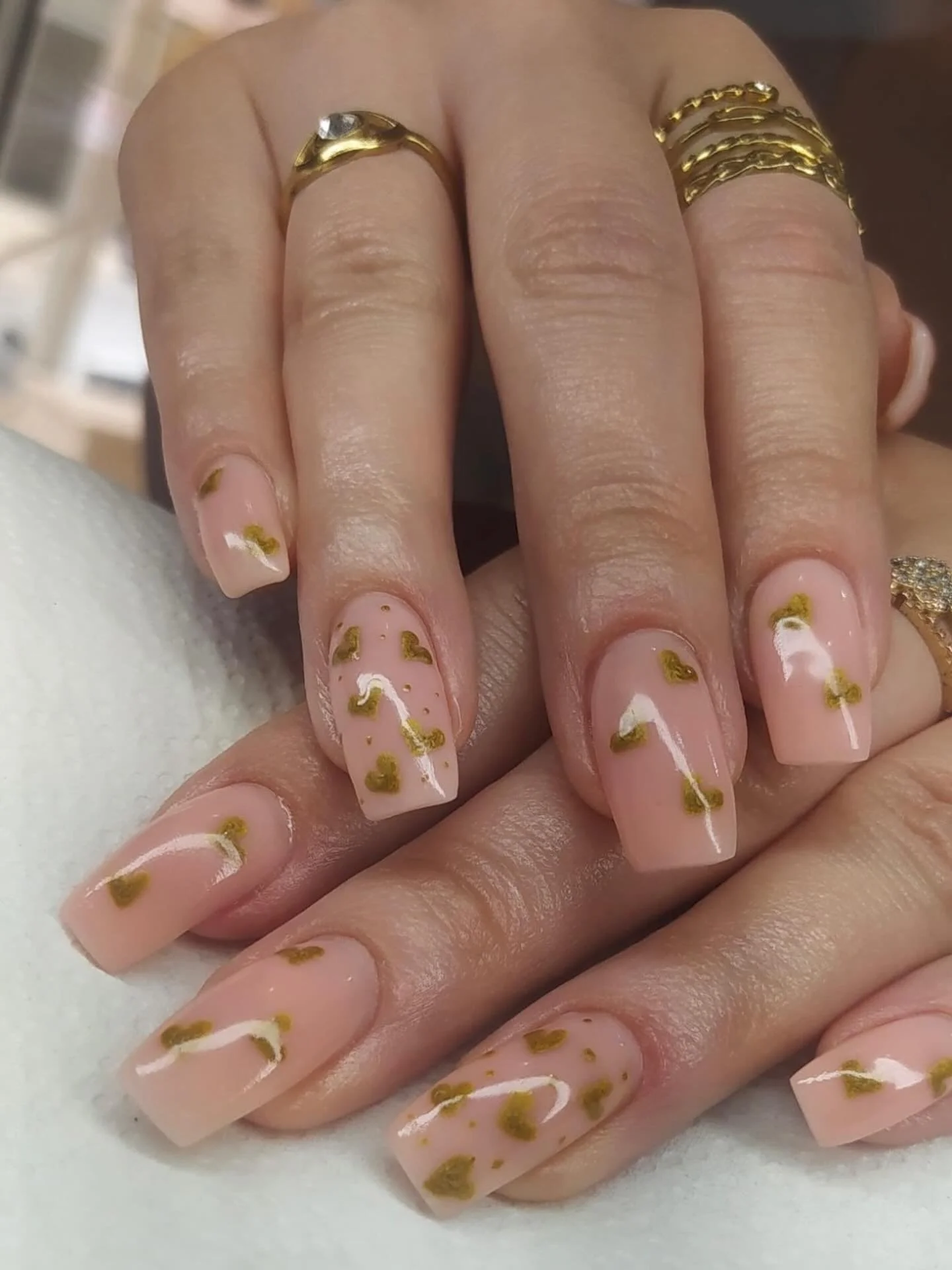 Soft neutrals with a golden touch 💫🤍