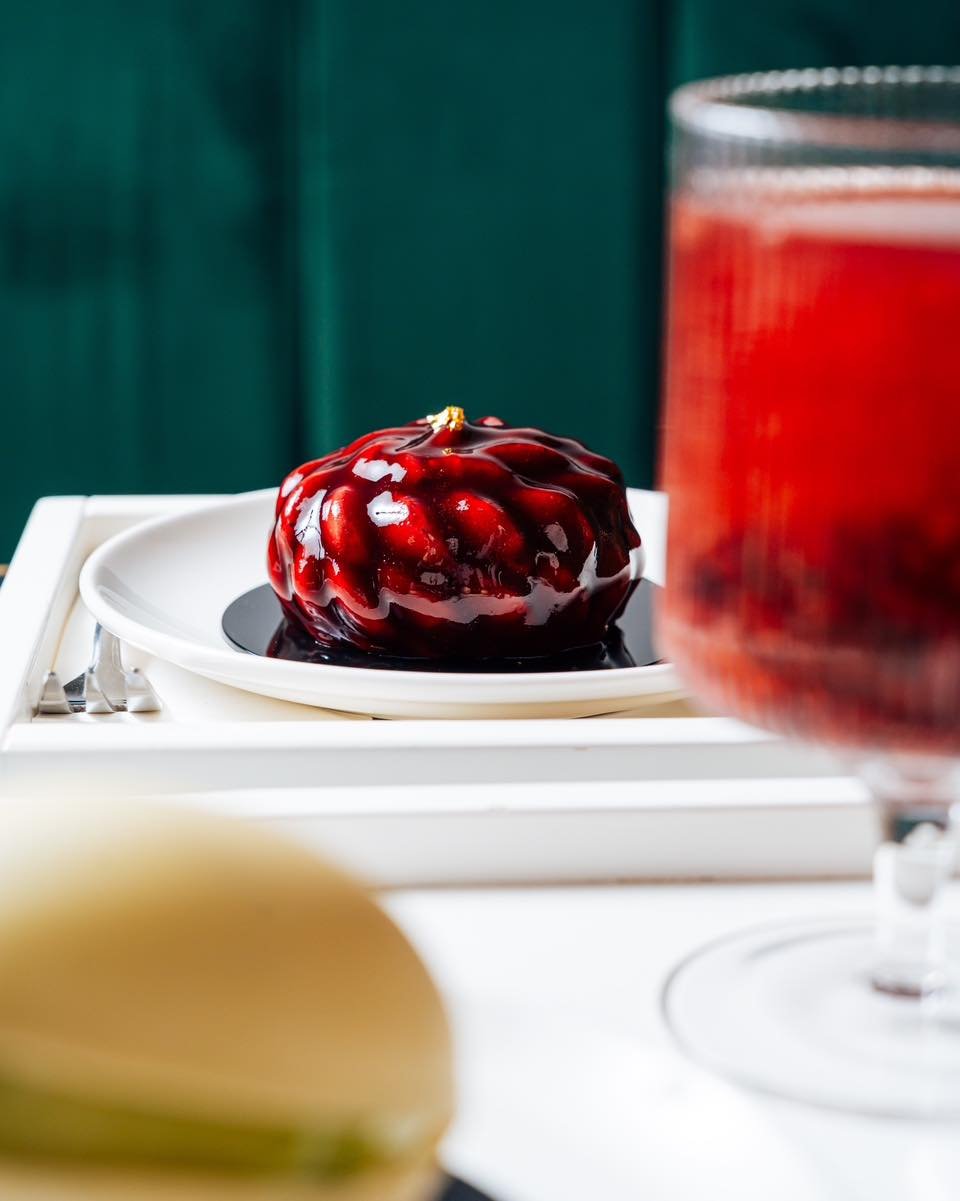 Č E R N &Yacute;  R Y B &Iacute; Z 🍇
Dezert, kde se spojuje osvěžuj&iacute;c&iacute; glaz&eacute; s bohat&yacute;m čokol&aacute;dov&yacute;m mousse a kakaov&yacute;m pi&scaron;kotem.🍫 Tento dezert rozhodně mus&iacute;te přij&iacute;t ochutnat! #nec