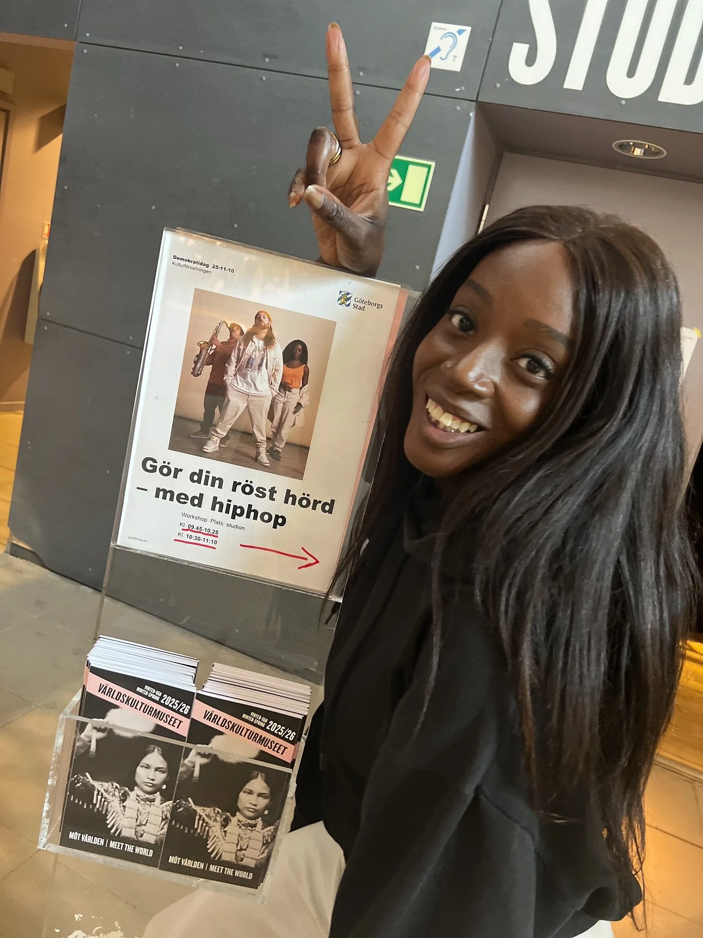 Idag &auml;r jag och b&auml;sta @ms.dumbuyaofficial &auml;r p&aring; @varldskulturmuseet och h&aring;ller konsert och workshops f&ouml;r anpassad skola, superkul 🙌