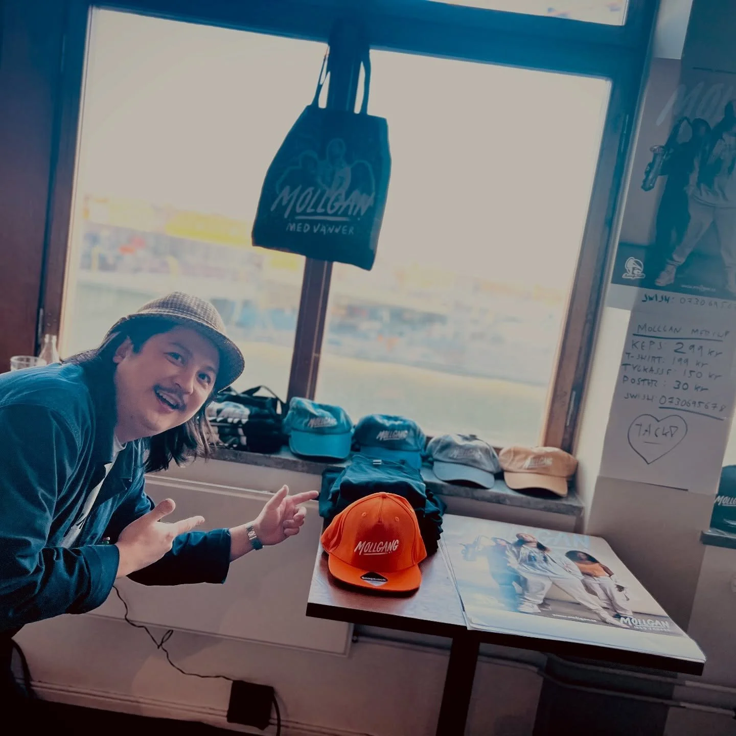 Merch-bord fixat! K&ouml;p en keps s&aring; vi har r&aring;d att &aring;ka hem? ❤️