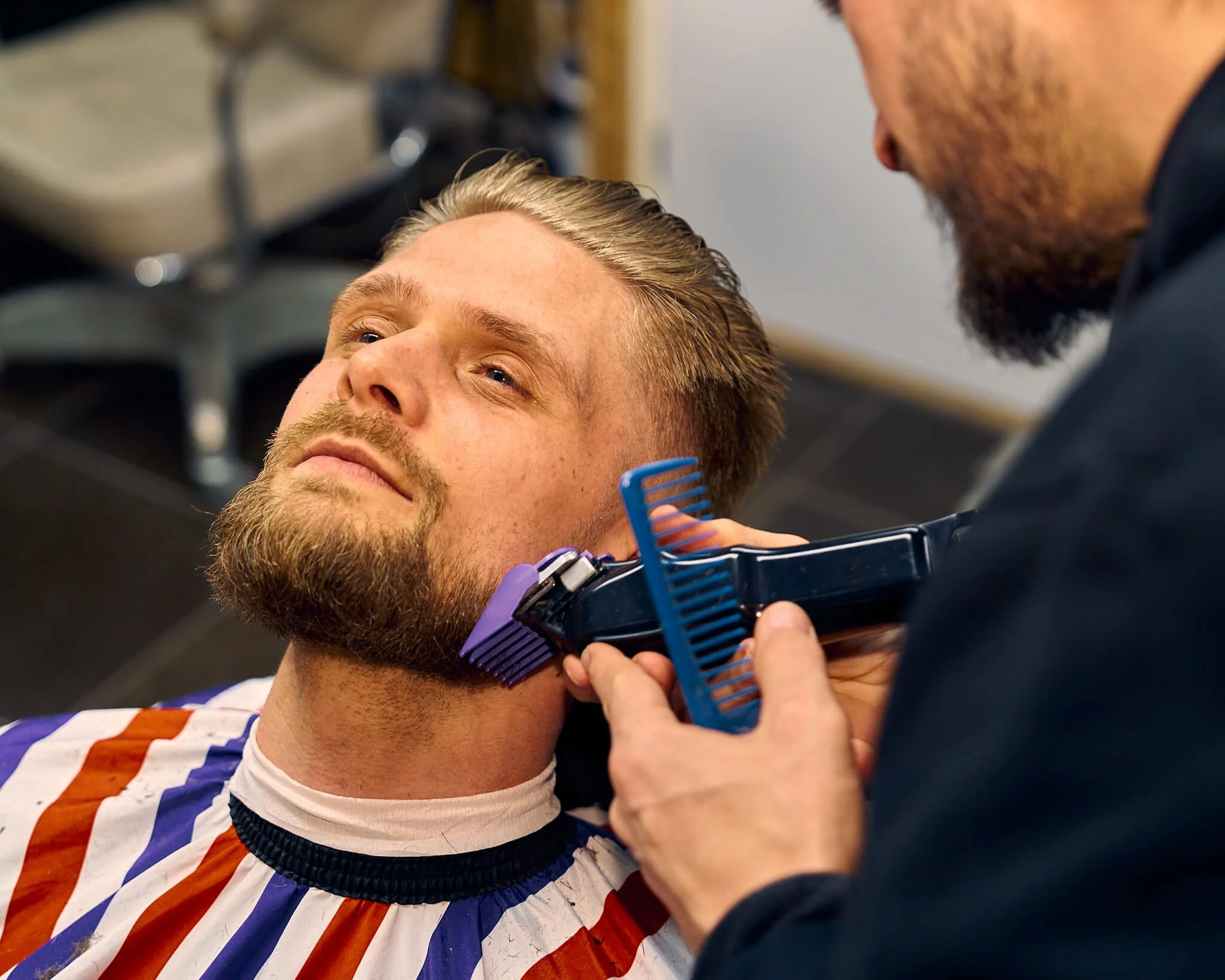 Hadis Sisanovic beste herenkapper van Alkmaar baard aan het trimmen