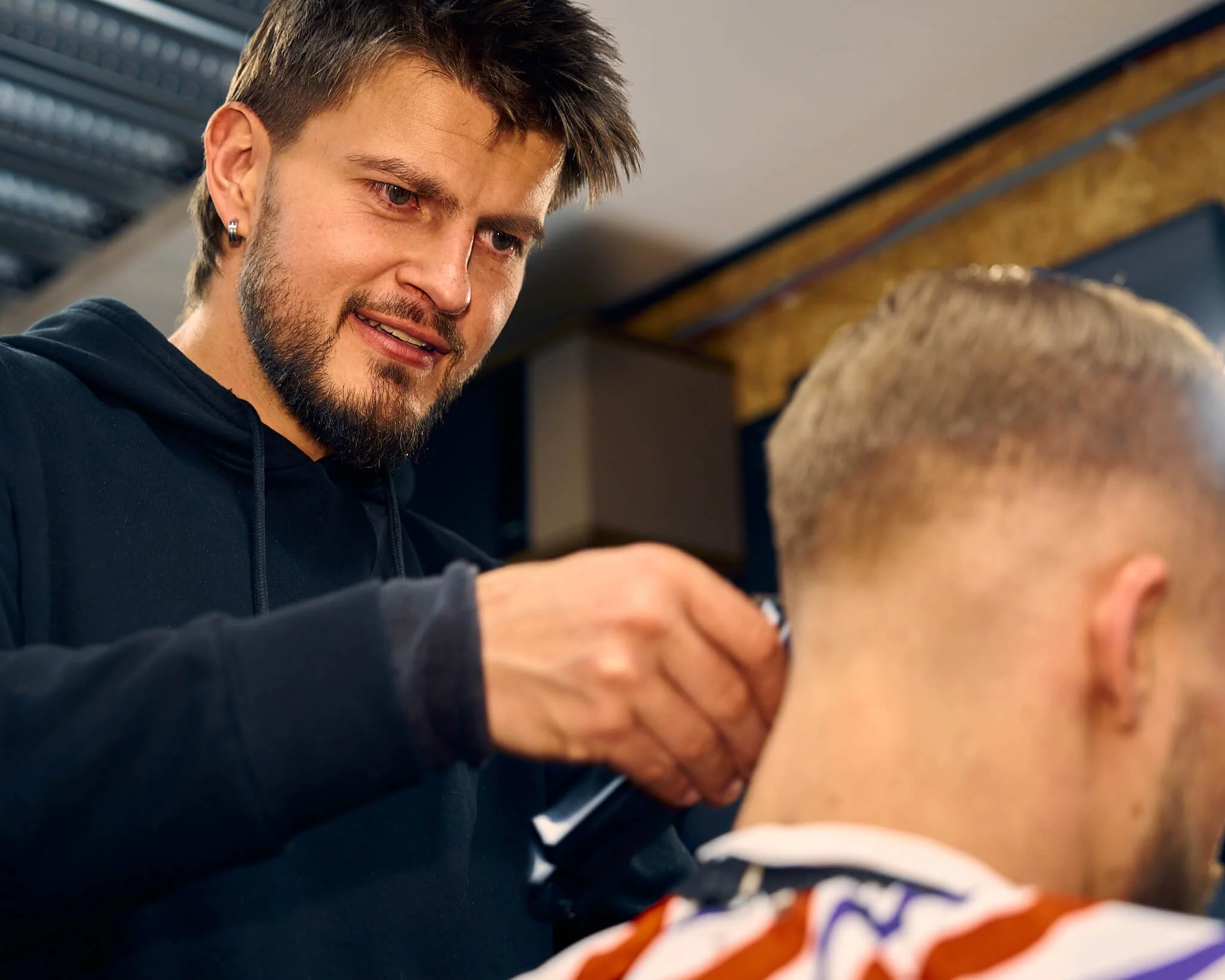 Hadis Sisanovic beste herenkapper van Alkmaar aan het knippen