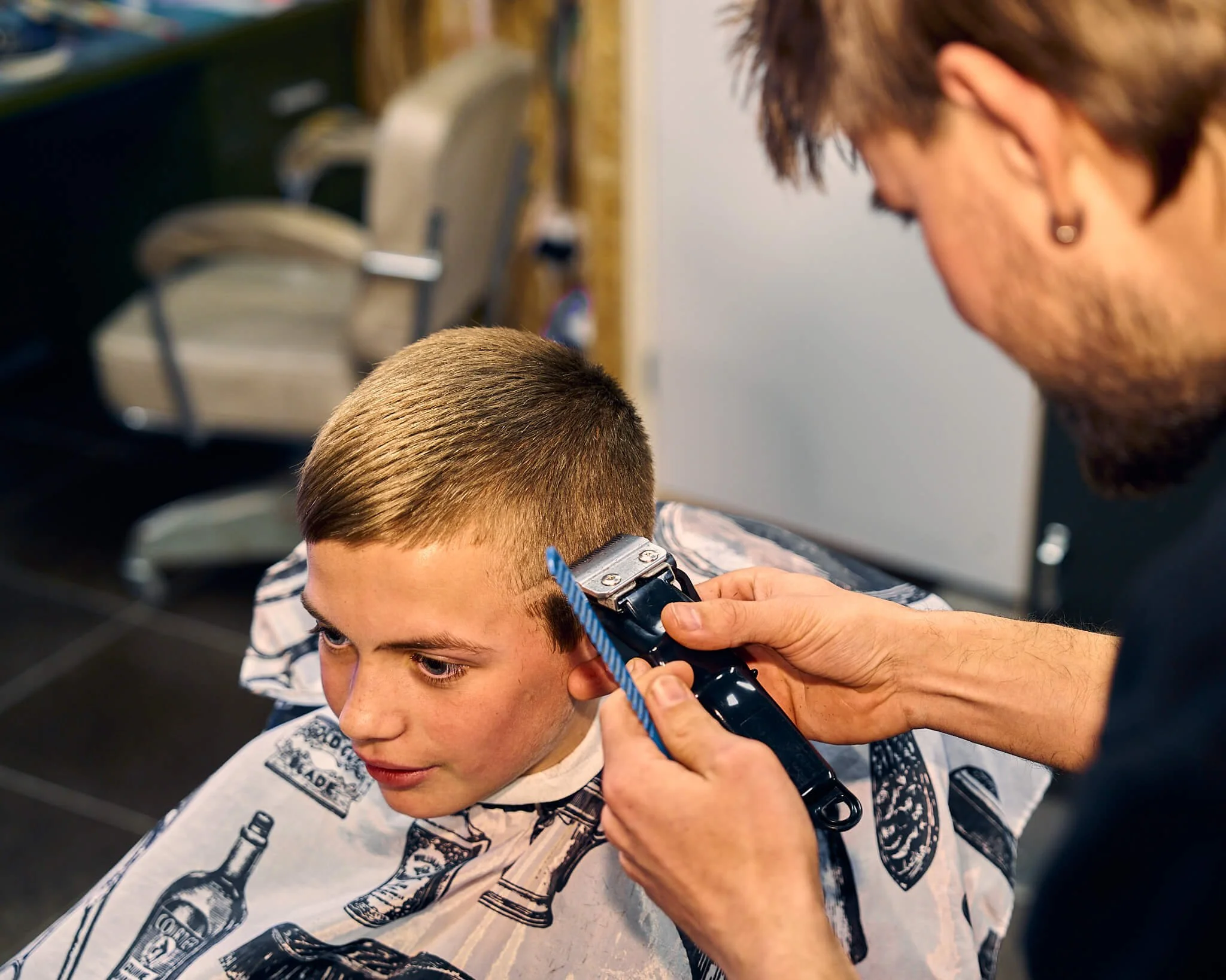 Hadis Sisanovic beste herenkapper van Alkmaar aan het knippen
