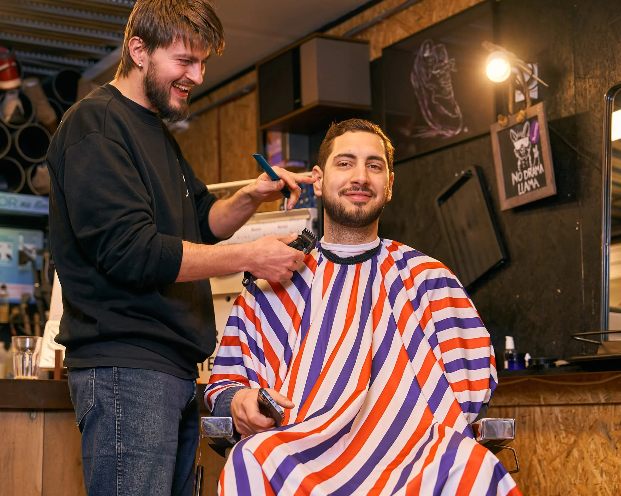Hadis Sisanovic Barber Shop aan het werk in zijn knipsalon te Alkmaar